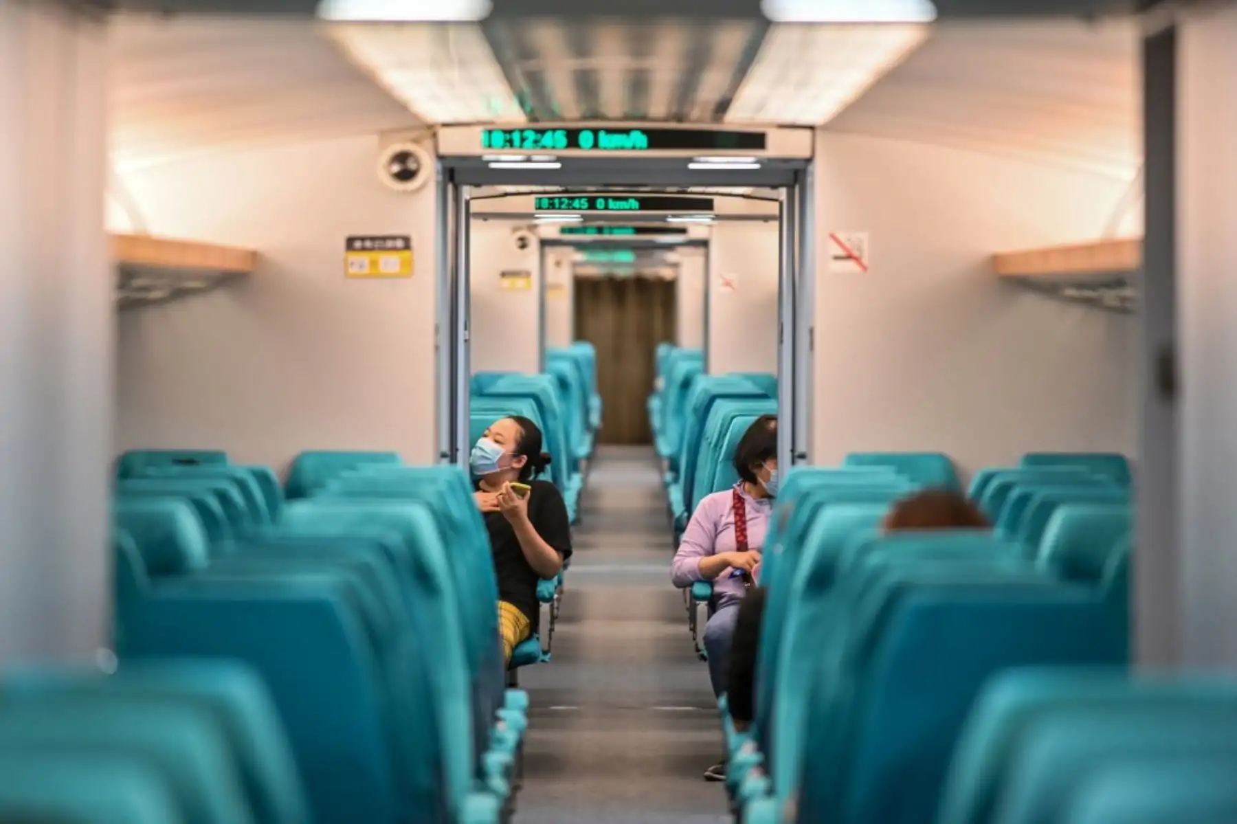 Las personas que usan mascarillas como medida preventiva contra la propagación del coronavirus COVID-19 viajan en el tren de alta velocidad Maglev desde el aeropuerto de Pudong a la ciudad de Shanghai. Foto: AFP