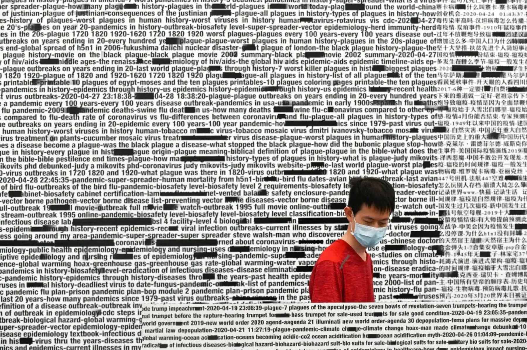 Un hombre con una máscara facial en medio de las preocupaciones por el coronavirus COVID-19 mira "Make Bad Cookies" de Payne Zhu mientras visita la exposición 