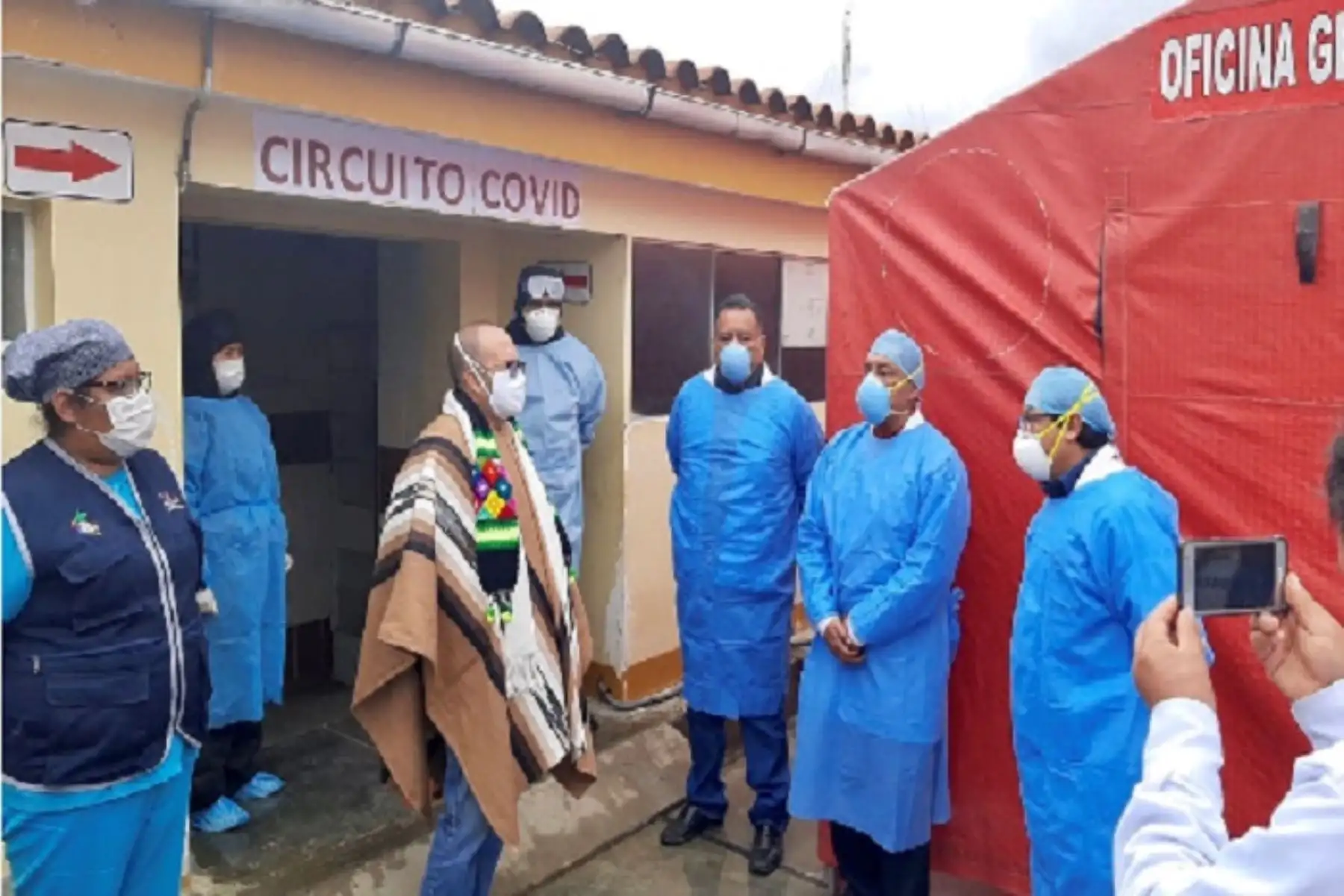 Ministro de Salud, Víctor Zamora, integra la comitiva de Gobierno que llegó esta mañana a Huancavelica para conocer las capacidades operativas de sus establecimientos de salud frente a la pandemia e impulsar el primer nivel de atención para el diagnóstico y tratamiento a domicilio.