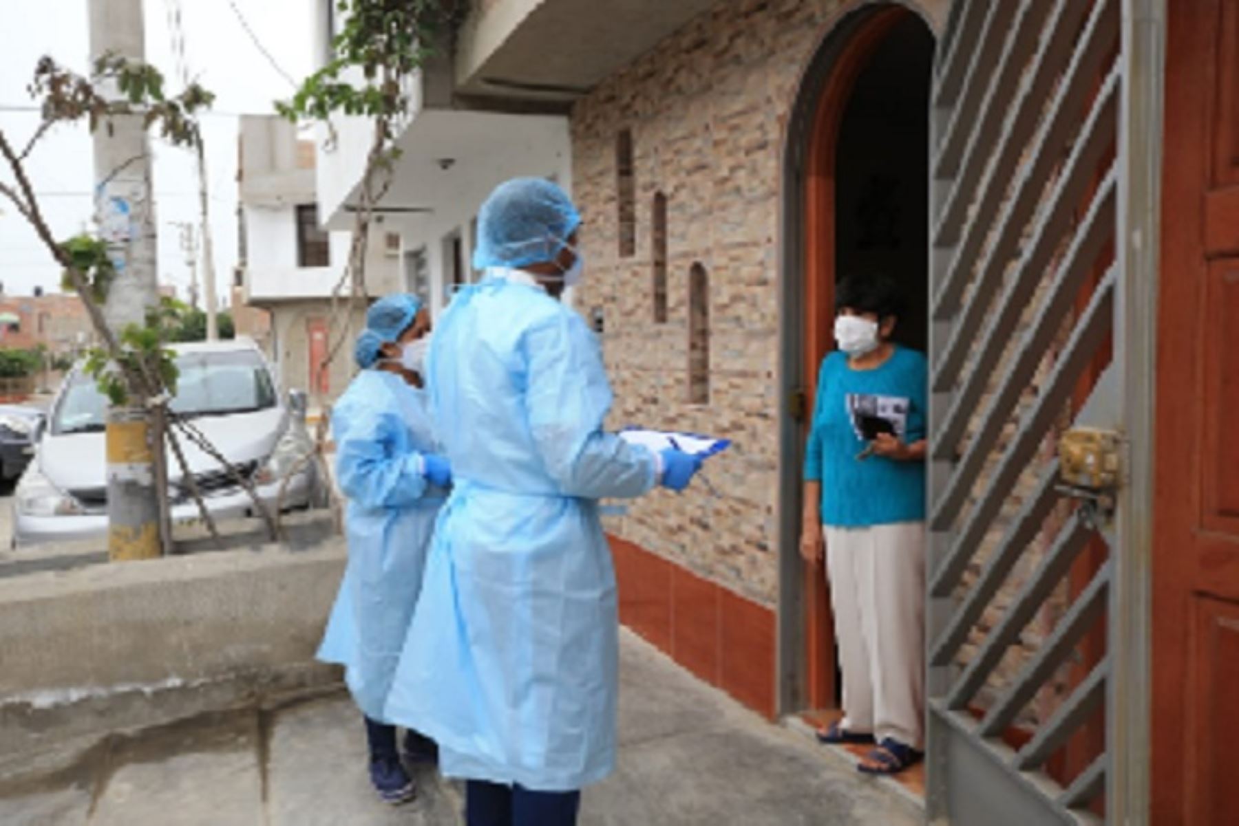 Coronavirus: médicos cubanos recorren viviendas de Nuevo Chimbote para detectar casos