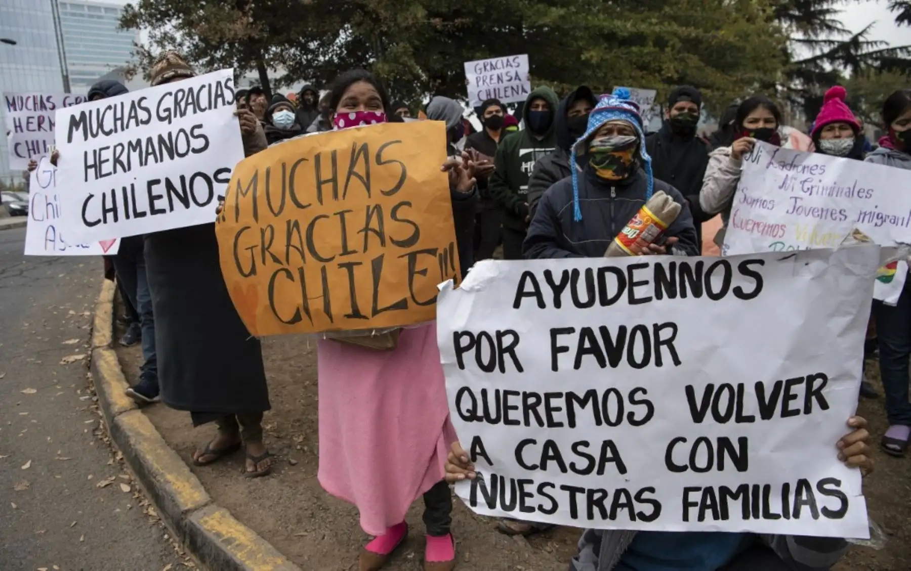 Ciudadanos bolivianos varados permanecen en un campamento improvisado frente al consulado de Bolivia en Santiago. Foto: AFP