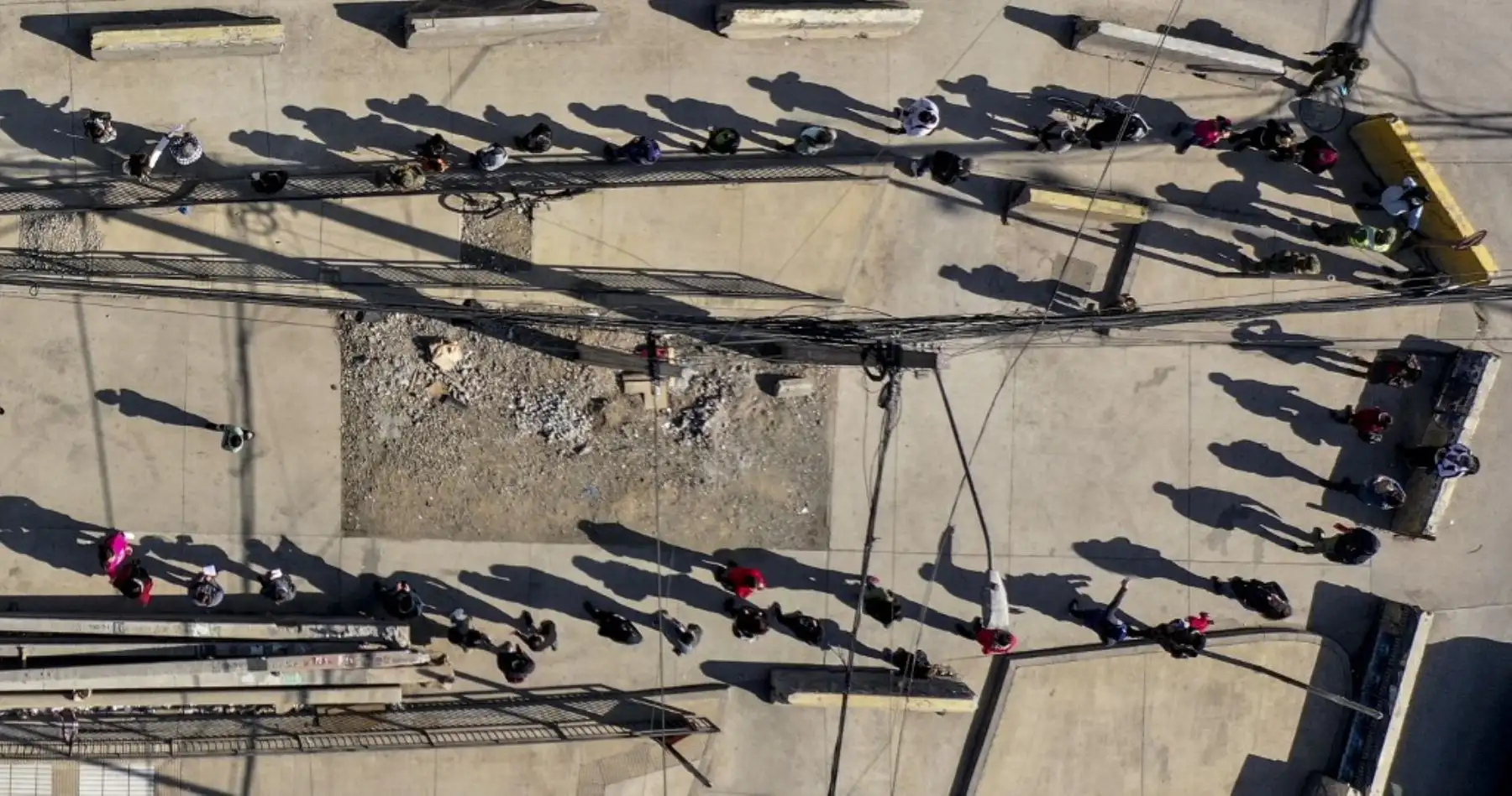 Vista aérea de personas haciendo cola para ingresar a un banco estatal en Santiago. Foto: AFP