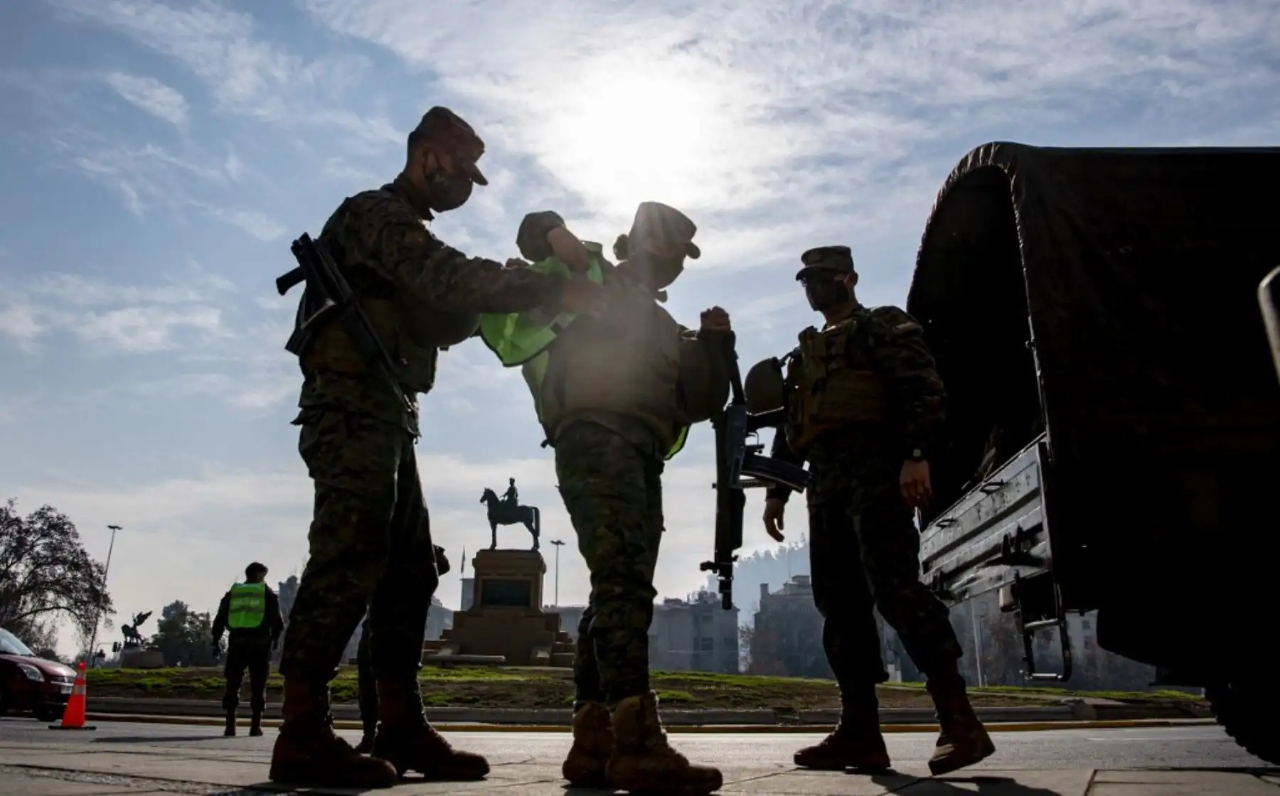 Soldados y policías chilenos se encuentran en un punto de control durante la cuarentena total obligatoria debido a la nueva pandemia de coronavirus COVID-19 en Santiago. Foto: AFP