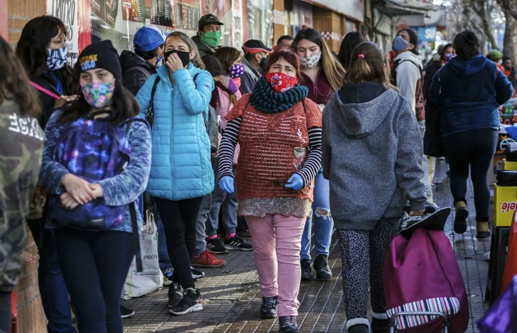 La gente hace cola en un supermercado en Valparaíso, que entra en cuarentena esta noche para ayudar a frenar la propagación del nuevo coronavirus COVID-19. Foto: AFP