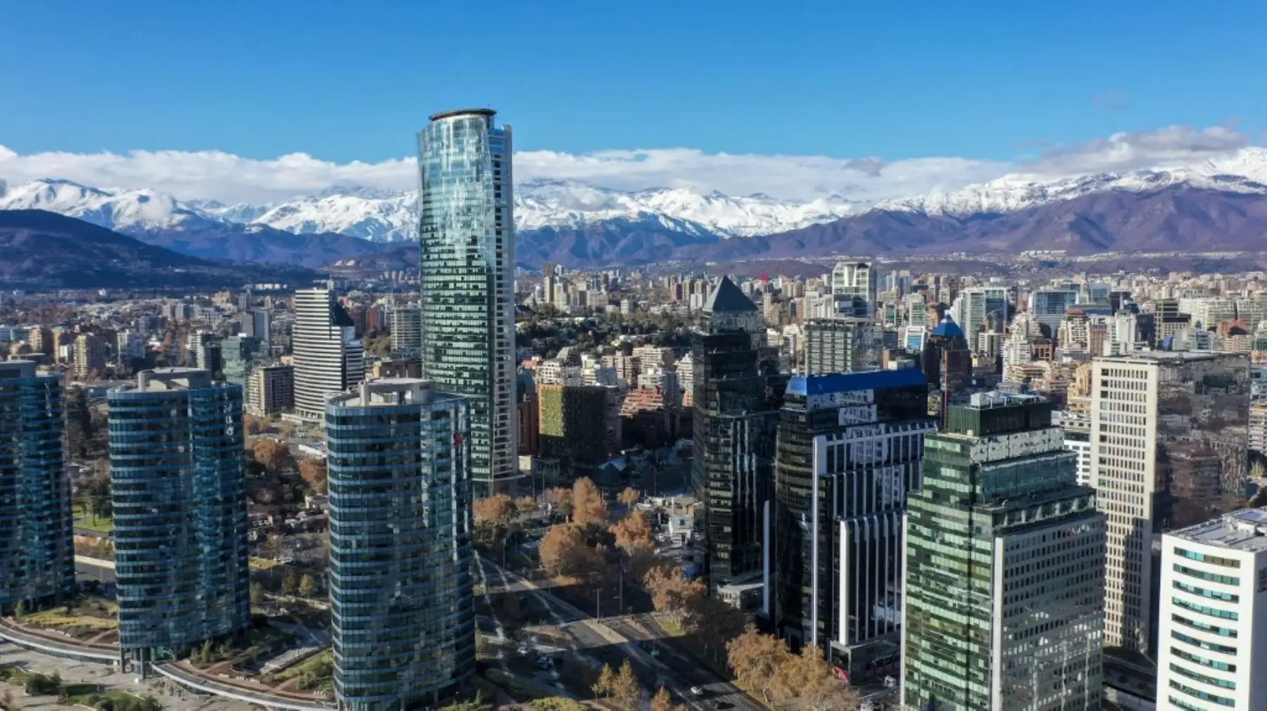 Vista aérea de la Torre Costanera Center de 400m de altura, considerada la más alta de América Latina, y uno de los principales puntos turísticos en Santiago ahora cerrada debido al brote de coronavirus COVID-19 en Santiago. Foto: AFP