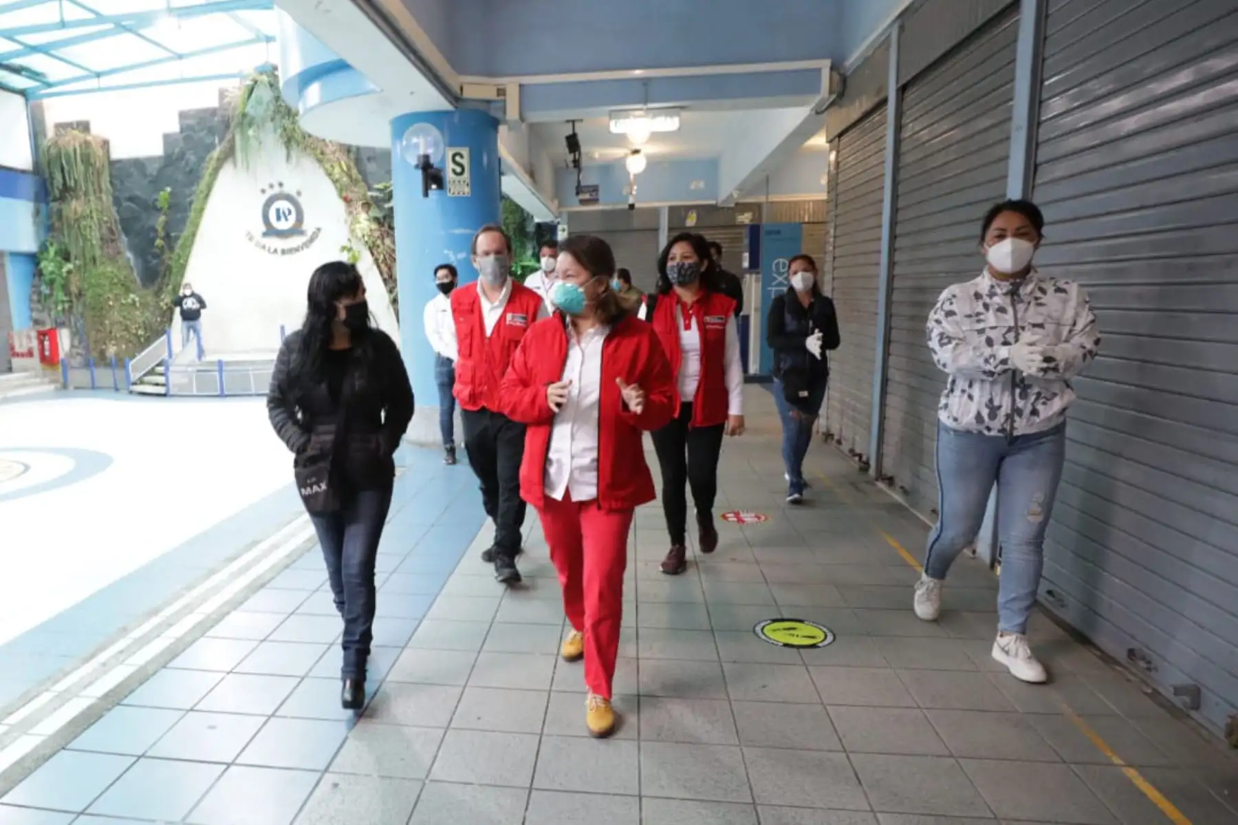 La ministra de la Producción, Rocío Barrios, supervisa la implementación de protocolos sanitarios y medidas de bioseguridad en el Centro Comercial Polvos Azules, tras la autorización para el reinicio de sus labores a puertas cerradas y vía comercio electrónico.

Foto: ANDINA/@MINPRODUCCION.