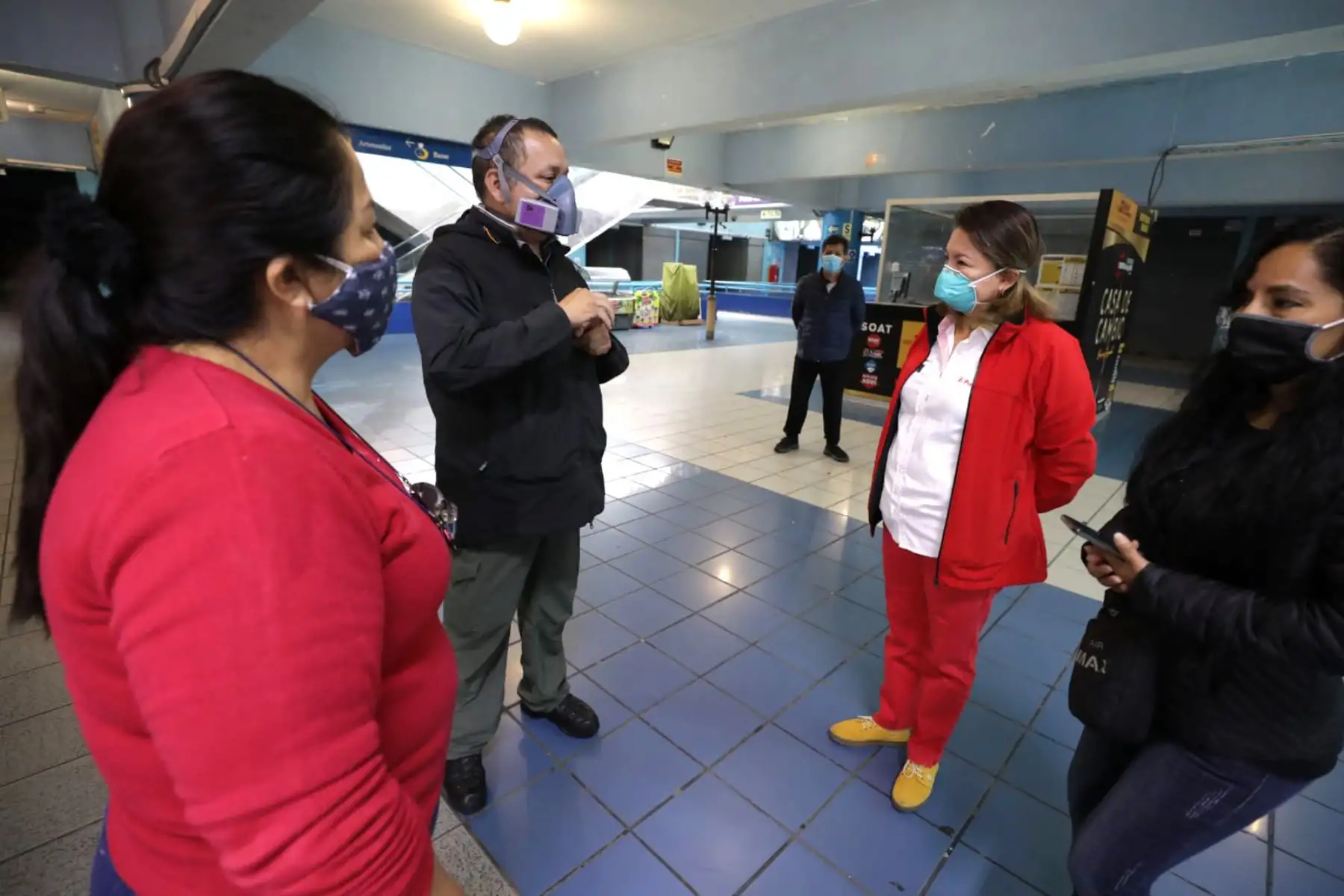 La ministra de la Producción, Rocío Barrios, supervisa la implementación de protocolos sanitarios y medidas de bioseguridad en el Centro Comercial Polvos Azules, tras la autorización para el reinicio de sus labores a puertas cerradas y vía comercio electrónico.

Foto: ANDINA/@MINPRODUCCION.