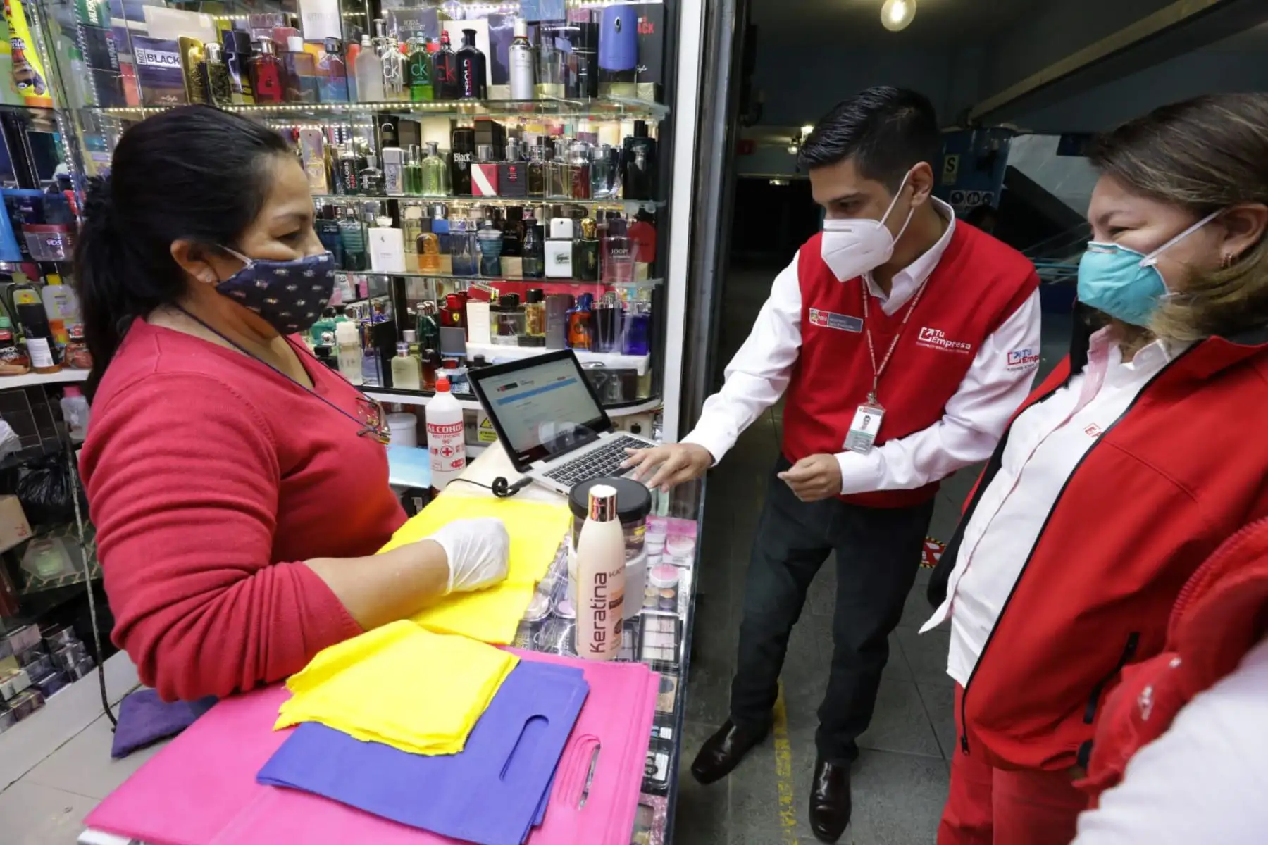 La ministra de la Producción, Rocío Barrios, supervisa la implementación de protocolos sanitarios y medidas de bioseguridad en el Centro Comercial Polvos Azules, tras la autorización para el reinicio de sus labores a puertas cerradas y vía comercio electrónico.

Foto: ANDINA/@MINPRODUCCION.