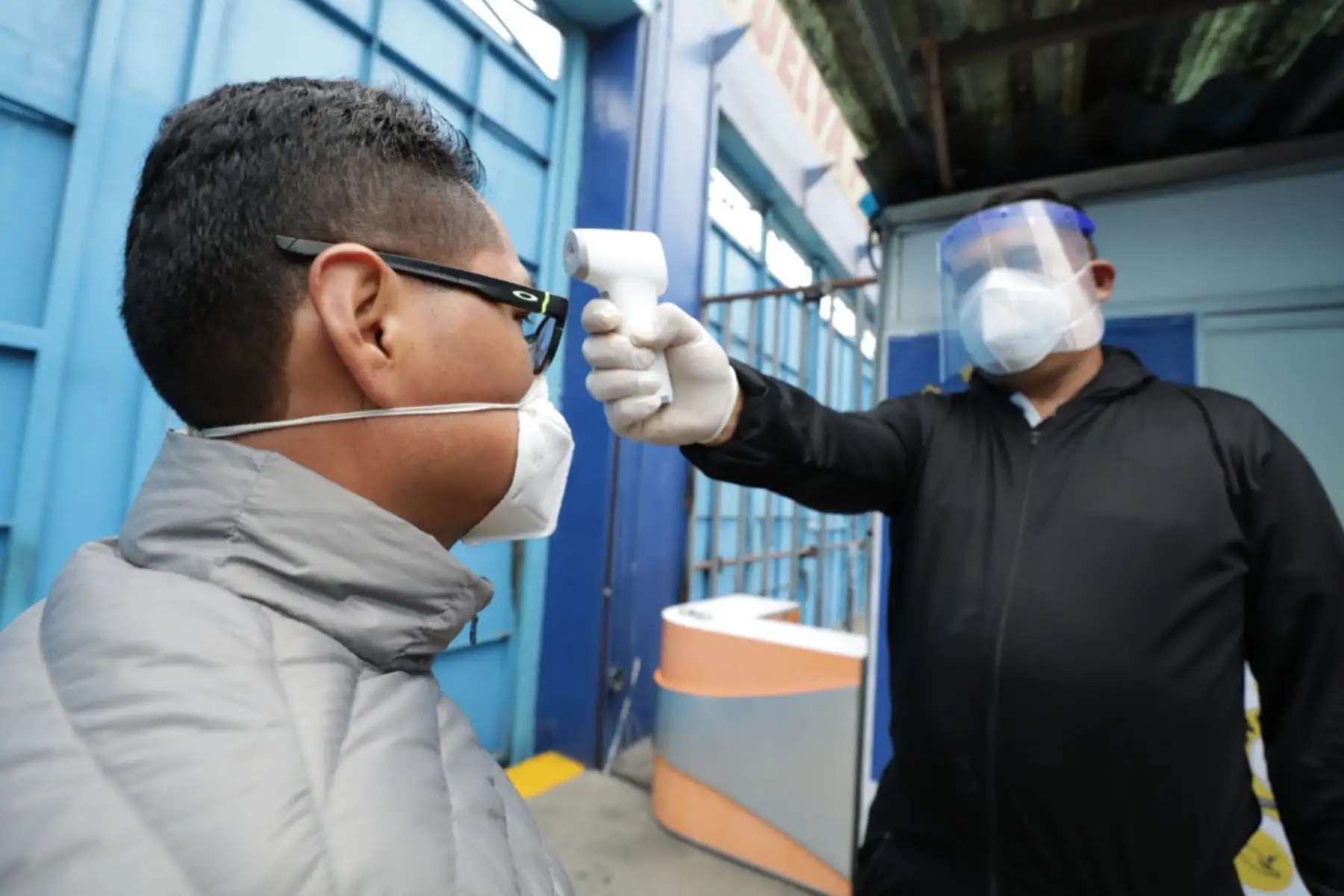 La Ministra de la Producción Rocío Barrios, supervisó la implementación de protocolos sanitarios y medidas de bioseguridad en el CC Polvos Azules, tras la autorización para el reinicio de sus labores a puertas cerradas y vía comercio electrónico.Foto:ANDINA/Produce