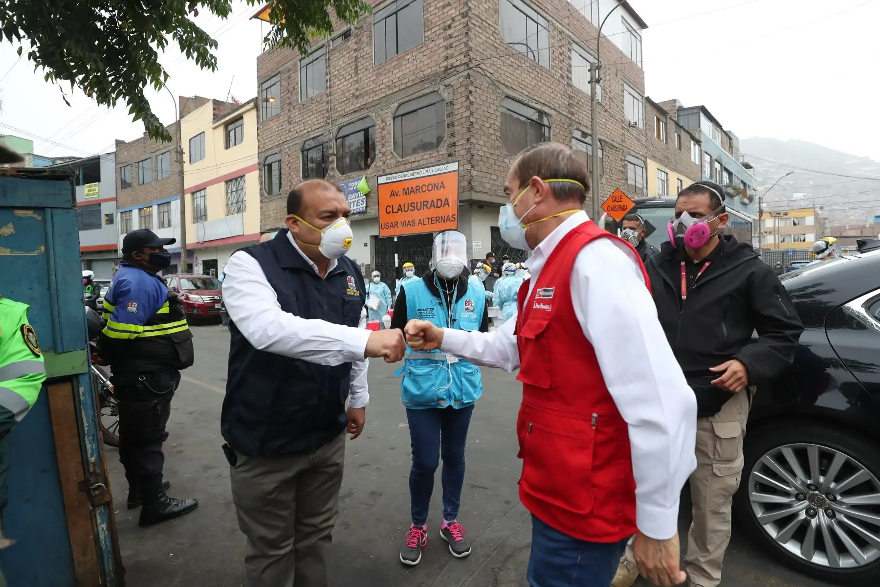 El Ministro de Defensa Walter Martos y el alcalde de la Municipalidad de San Luis, supervisan la Operación TAYTA de TeCuidoPerú, para proteger a la población vulnerable en la zona de Yerbateros, donde equipos de respuesta rápida tomaron pruebas de COVID-19.Foto:ANDINA/Mindef