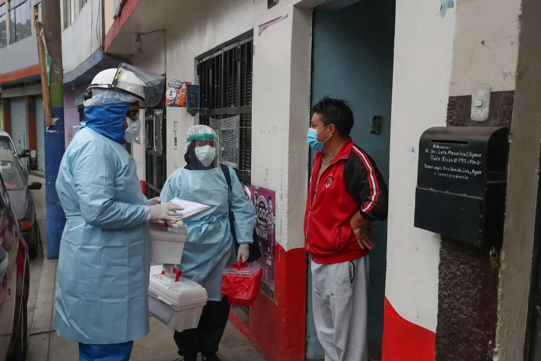 El Ministro de Defensa Walter Martos y el alcalde de la Municipalidad de San Luis, supervisan la Operación TAYTA de TeCuidoPerú, para proteger a la población vulnerable en la zona de Yerbateros, donde equipos de respuesta rápida tomaron pruebas de COVID-19.Foto:ANDINA/Mindef
