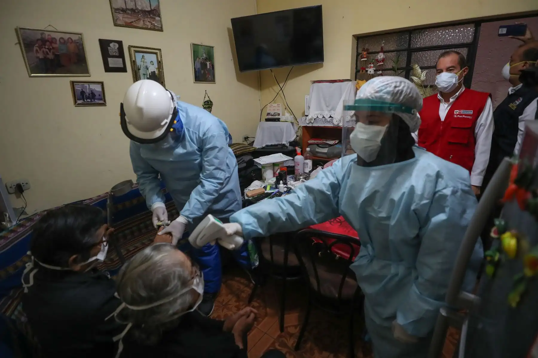 El Ministro de Defensa Walter Martos y el alcalde de la Municipalidad de San Luis, supervisan la Operación TAYTA de TeCuidoPerú, para proteger a la población vulnerable en la zona de Yerbateros, donde equipos de respuesta rápida tomaron pruebas de COVID-19.Foto:ANDINA/Mindef
