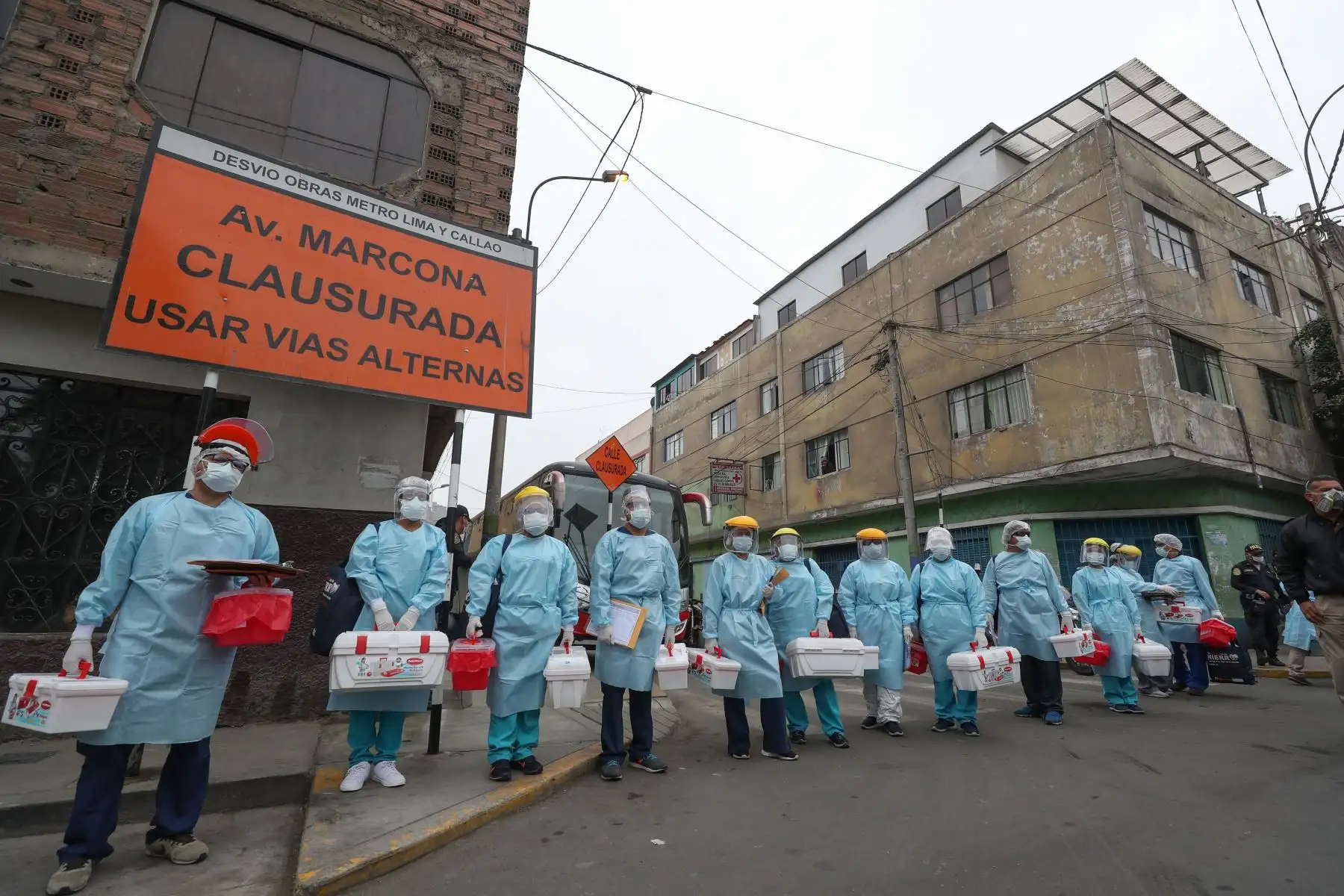 El Ministro de Defensa Walter Martos y el alcalde de la Municipalidad de San Luis, supervisan la Operación TAYTA de TeCuidoPerú, para proteger a la población vulnerable en la zona de Yerbateros, donde equipos de respuesta rápida tomaron pruebas de COVID-19.Foto:ANDINA/Mindef