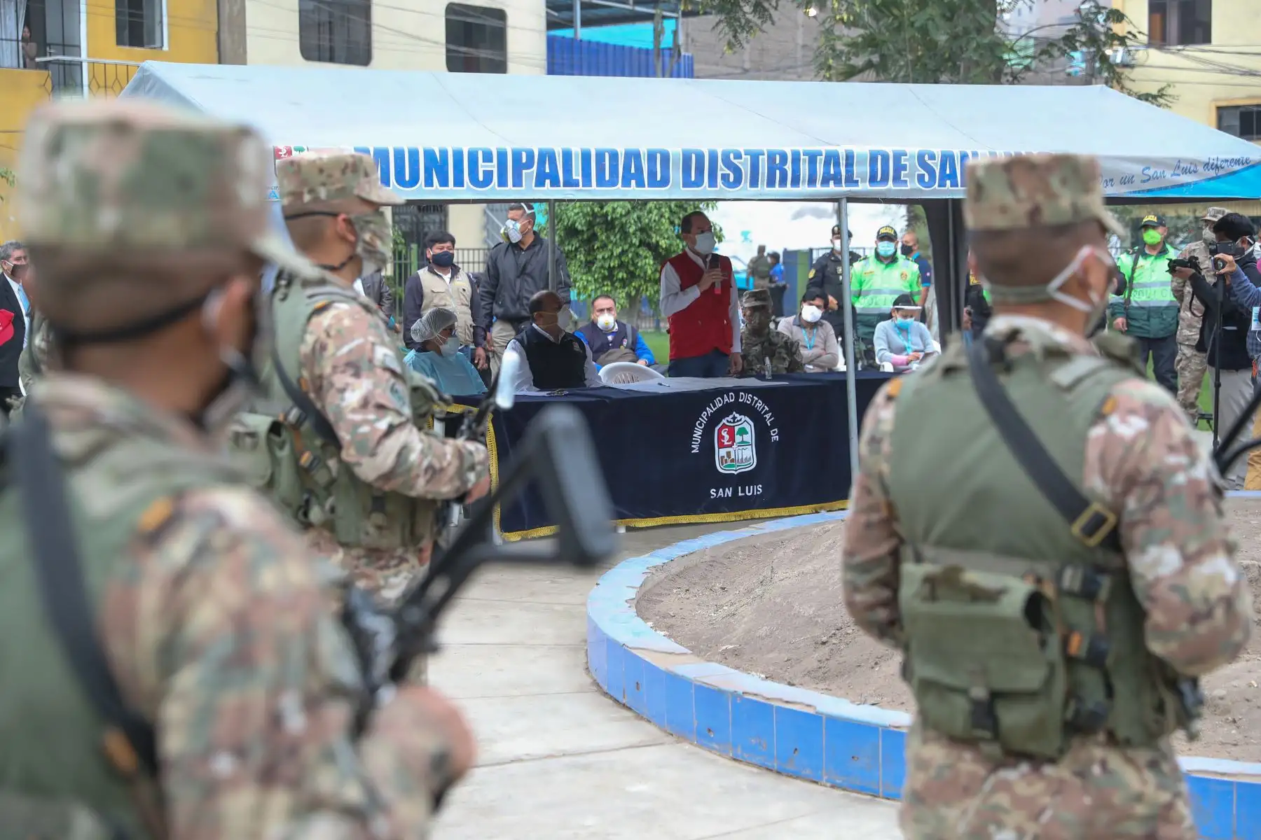 El Ministro de Defensa Walter Martos y el alcalde de la Municipalidad de San Luis, supervisan la Operación TAYTA de TeCuidoPerú, para proteger a la población vulnerable en la zona de Yerbateros, donde equipos de respuesta rápida tomaron pruebas de COVID-19.Foto:ANDINA/Mindef