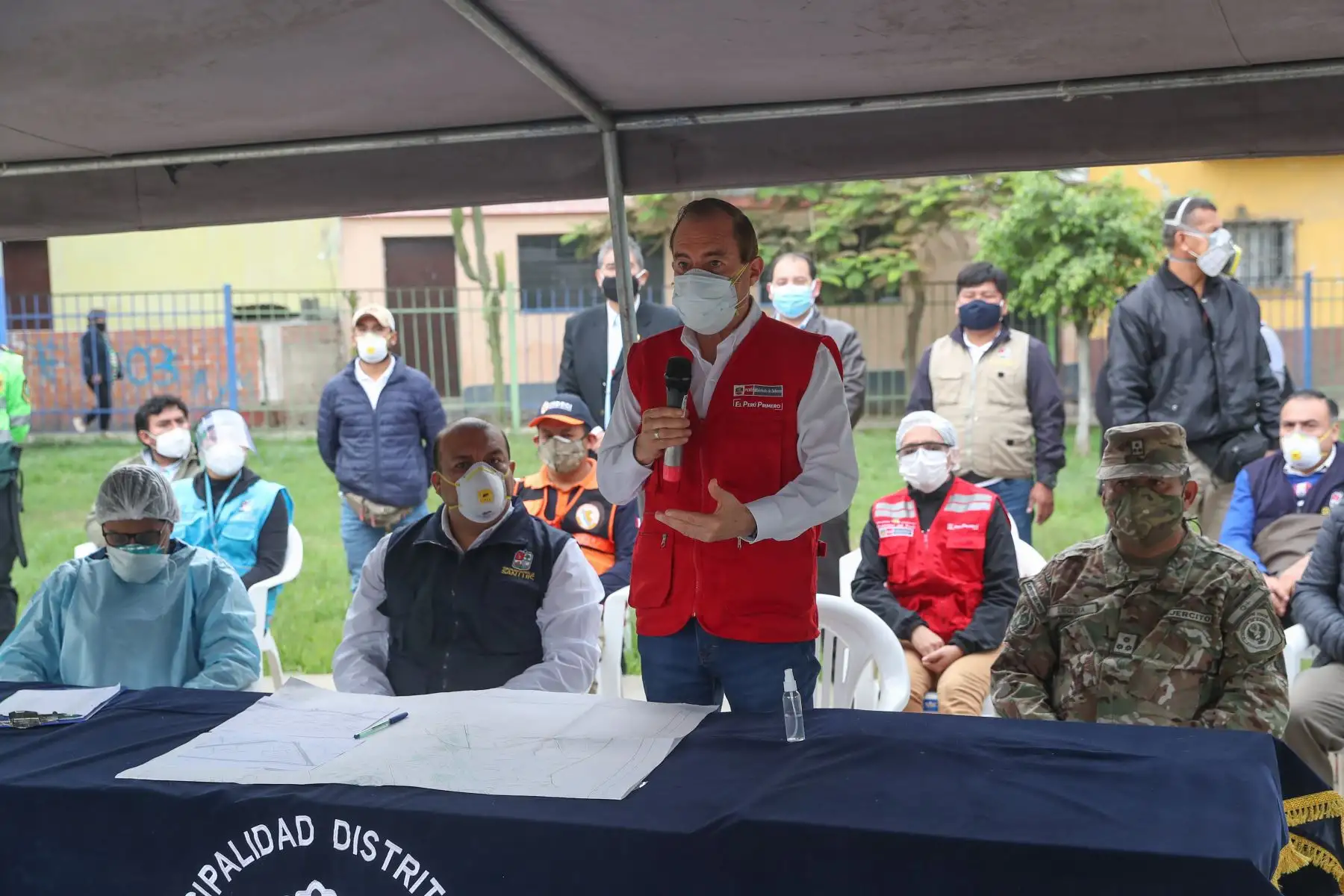 El Ministro de Defensa Walter Martos y el alcalde de la Municipalidad de San Luis, supervisan la Operación TAYTA de TeCuidoPerú, para proteger a la población vulnerable en la zona de Yerbateros, donde equipos de respuesta rápida tomaron pruebas de COVID-19.Foto:ANDINA/Mindef
