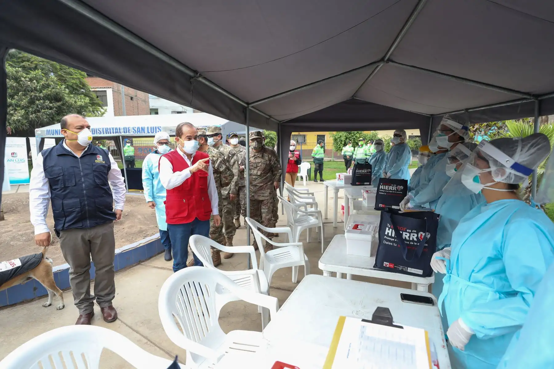 El Ministro de Defensa Walter Martos y el alcalde de la Municipalidad de San Luis, supervisan la Operación TAYTA de TeCuidoPerú, para proteger a la población vulnerable en la zona de Yerbateros, donde equipos de respuesta rápida tomaron pruebas de COVID-19.Foto:ANDINA/Mindef