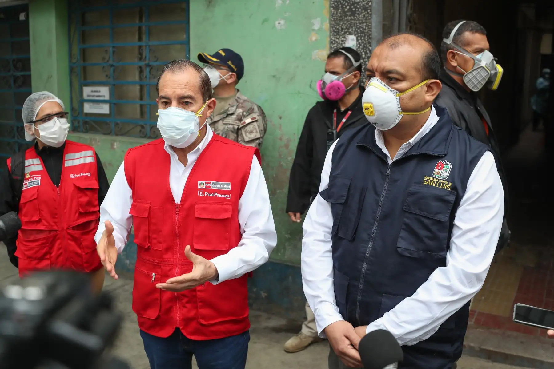 El Ministro de Defensa Walter Martos y el alcalde de la Municipalidad de San Luis, supervisan la Operación TAYTA de TeCuidoPerú, para proteger a la población vulnerable en la zona de Yerbateros, donde equipos de respuesta rápida tomaron pruebas de COVID-19.Foto:ANDINA/Mindef