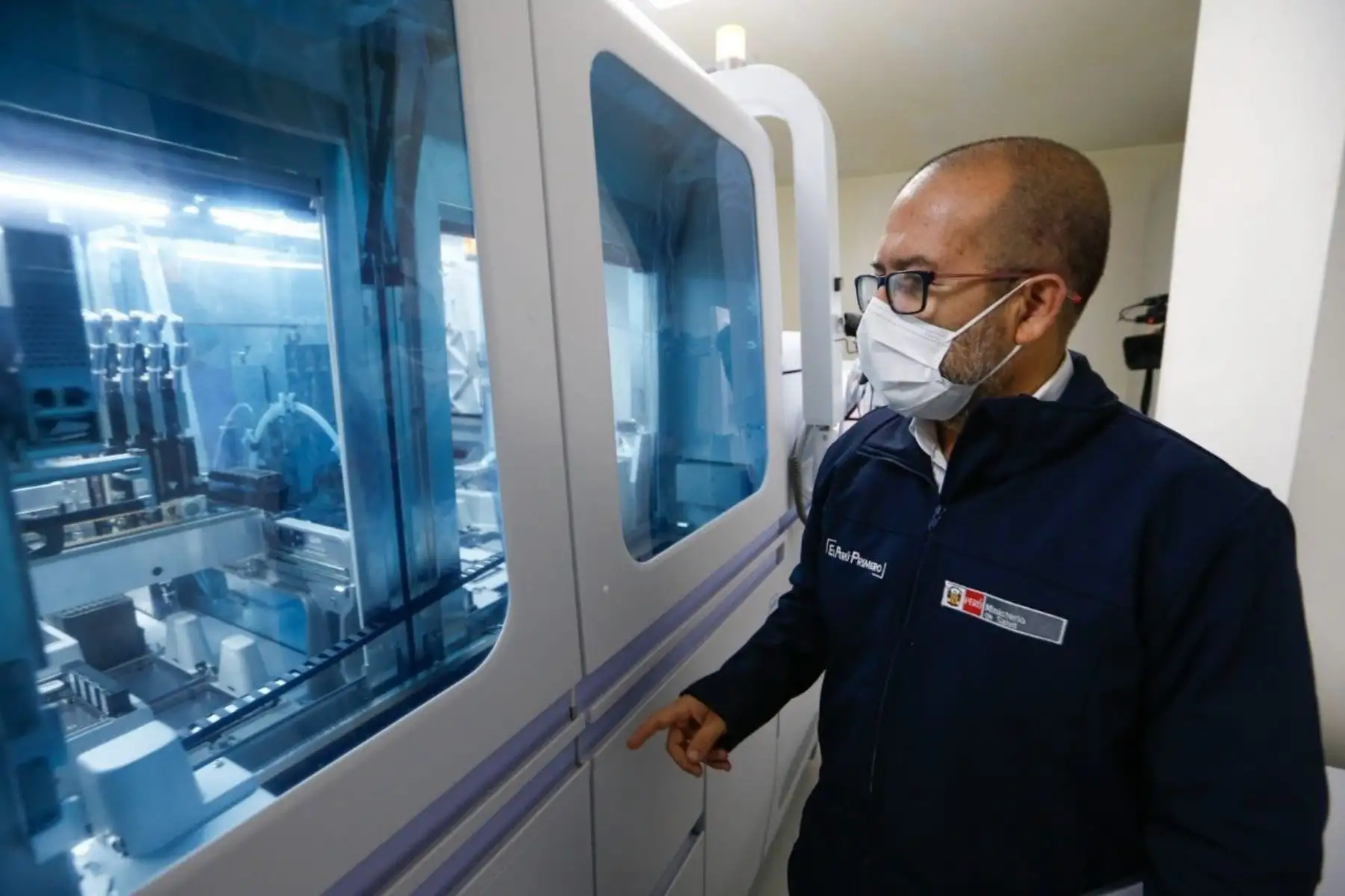 Con el objetivo de ampliar la capacidad de diagnósticos de COVID_19 del INS se implementó un nuevo laboratorio con tecnología de vanguardia para procesar hasta 6 mil pruebas moleculares al día. 
Foto: ANDINA/@Minsa_Peru.
