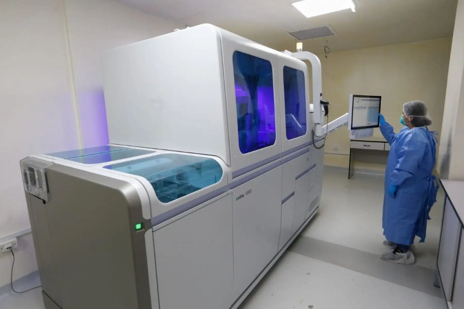 Con el objetivo de ampliar la capacidad de diagnósticos de COVID_19 del INS se implementó un nuevo laboratorio con tecnología de vanguardia para procesar hasta 6 mil pruebas moleculares al día. 
Foto: ANDINA/@Minsa_Peru.