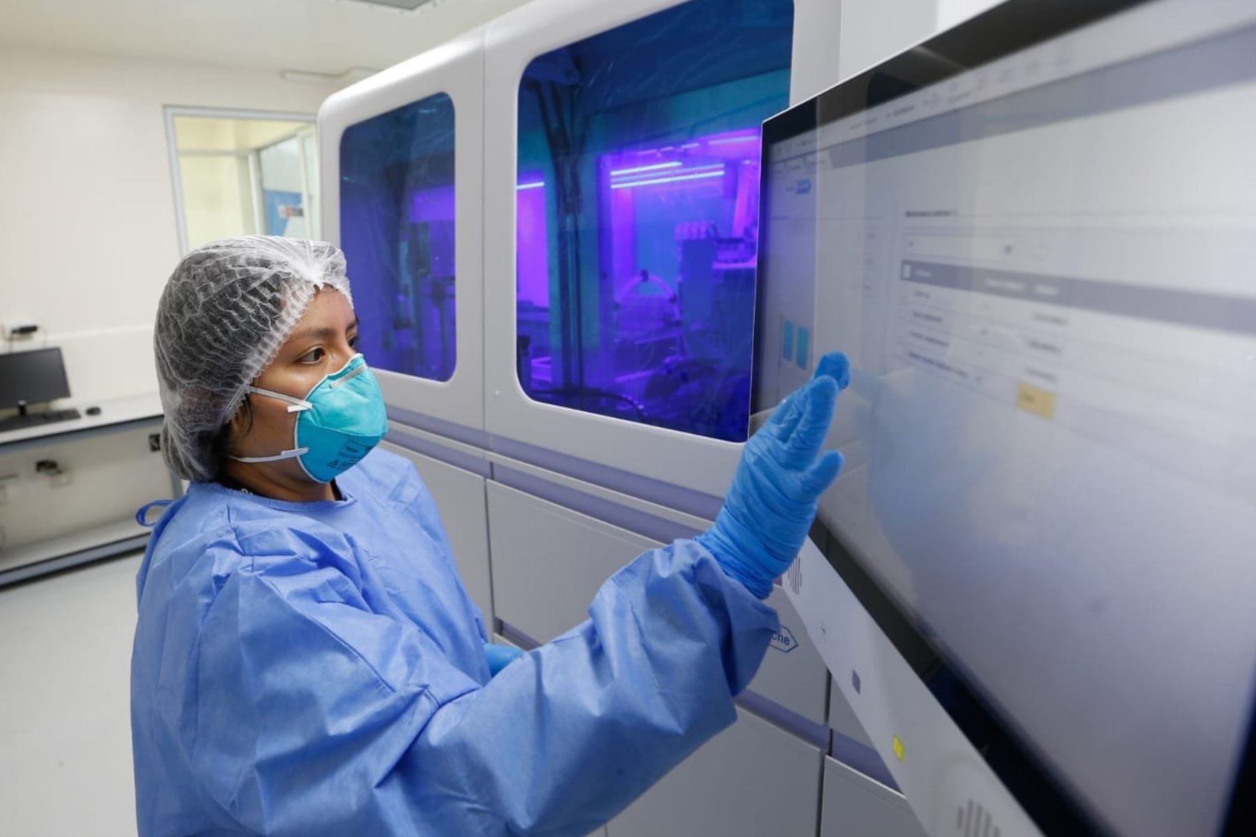 Con el objetivo de ampliar la capacidad de diagnósticos de COVID_19 del INS se implementó un nuevo laboratorio con tecnología de vanguardia para procesar un número mayor de pruebas moleculares al día. Foto: ANDINA/@Minsa_Peru.