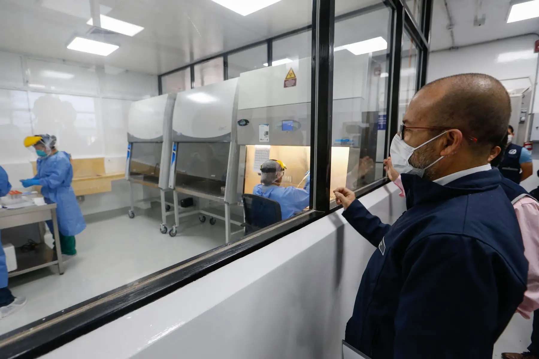 Con el objetivo de ampliar la capacidad de diagnósticos de covid-19 del INS, se implementó un nuevo laboratorio con tecnología de vanguardia para procesar hasta 6 mil pruebas moleculares al día.

Foto: ANDINA/@Minsa_Peru.