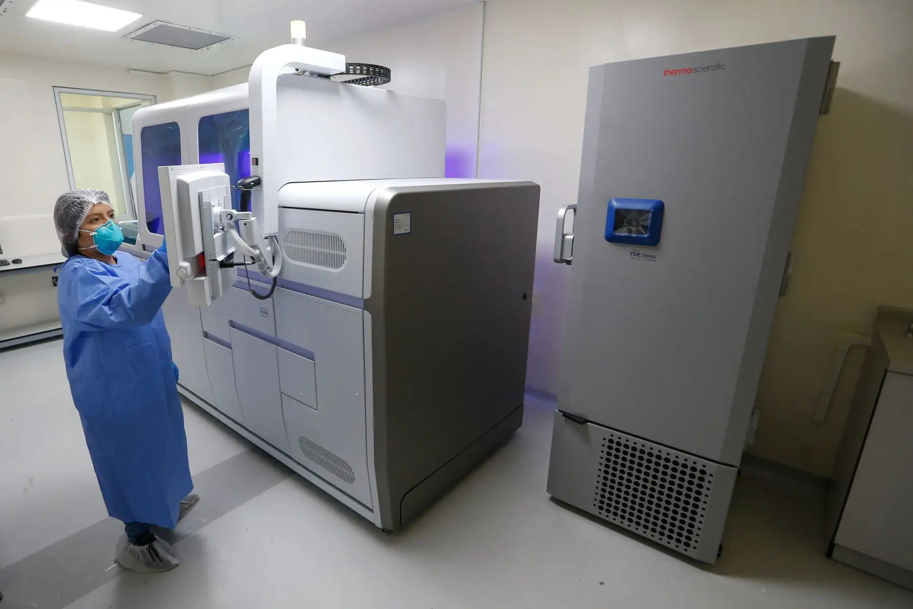 Con el objetivo de ampliar la capacidad de diagnósticos de covid-19 del INS, se implementó un nuevo laboratorio con tecnología de vanguardia para procesar hasta 6 mil pruebas moleculares al día.

Foto: ANDINA/@Minsa_Peru.