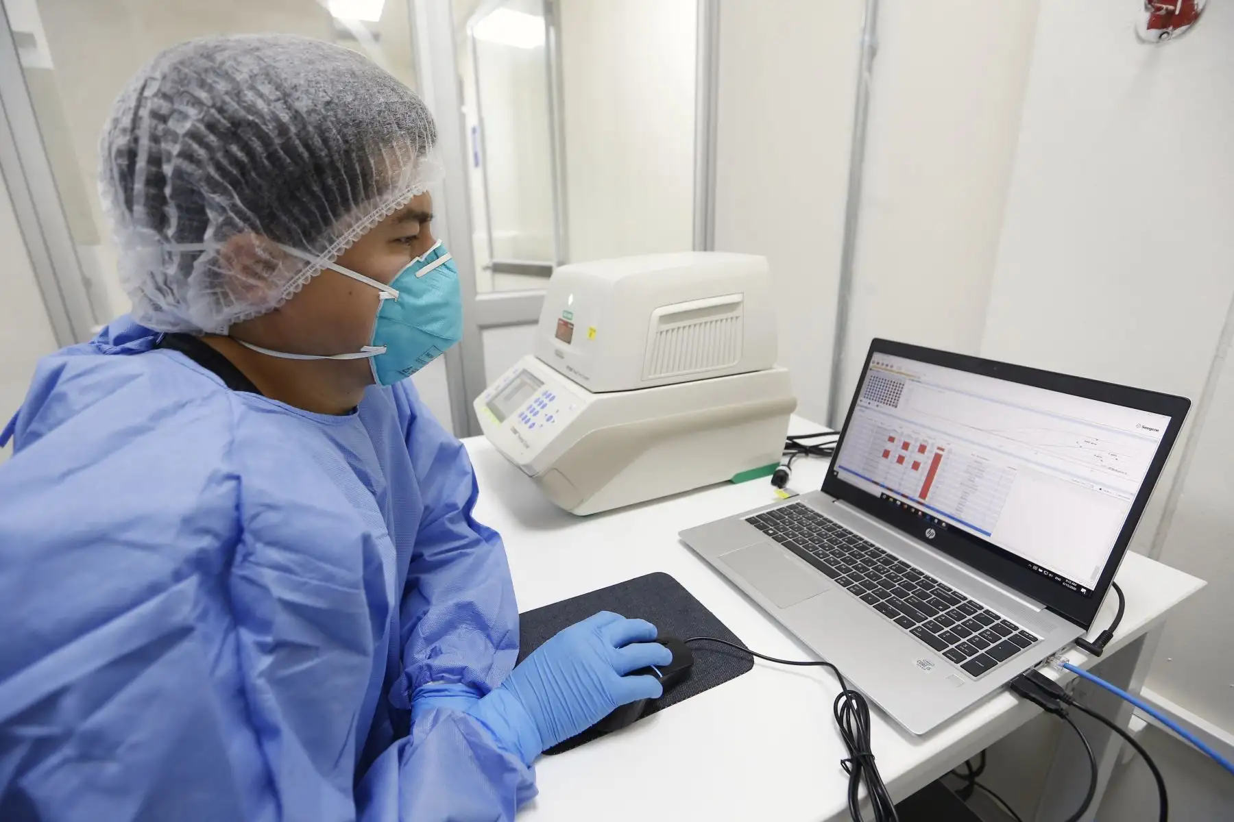 Con el objetivo de ampliar la capacidad de diagnósticos de covid-19 del INS, se implementó un nuevo laboratorio con tecnología de vanguardia para procesar hasta 6 mil pruebas moleculares al día.

Foto: ANDINA/@Minsa_Peru.