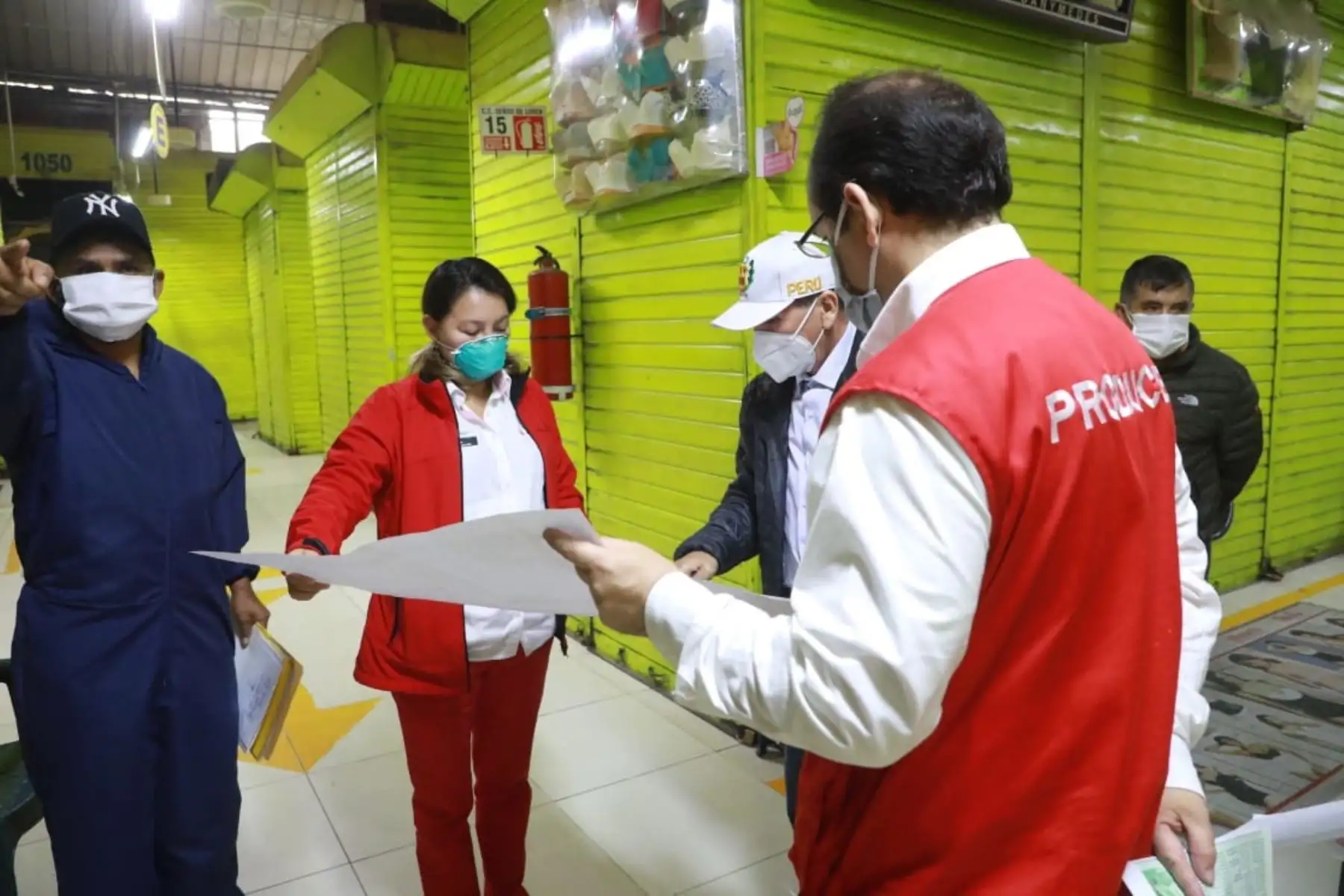 Ministra Rocío Barrios y el viceministro de Mype e Industria se reúnen con comerciantes de los conglomerados de la avenida Grau y recorren las principales galerías para supervisar la implementación de protocolos de bioseguridad en el reinicio de actividades a puerta cerrada. 

Foto:ANDINA/@MINPRODUCCION.