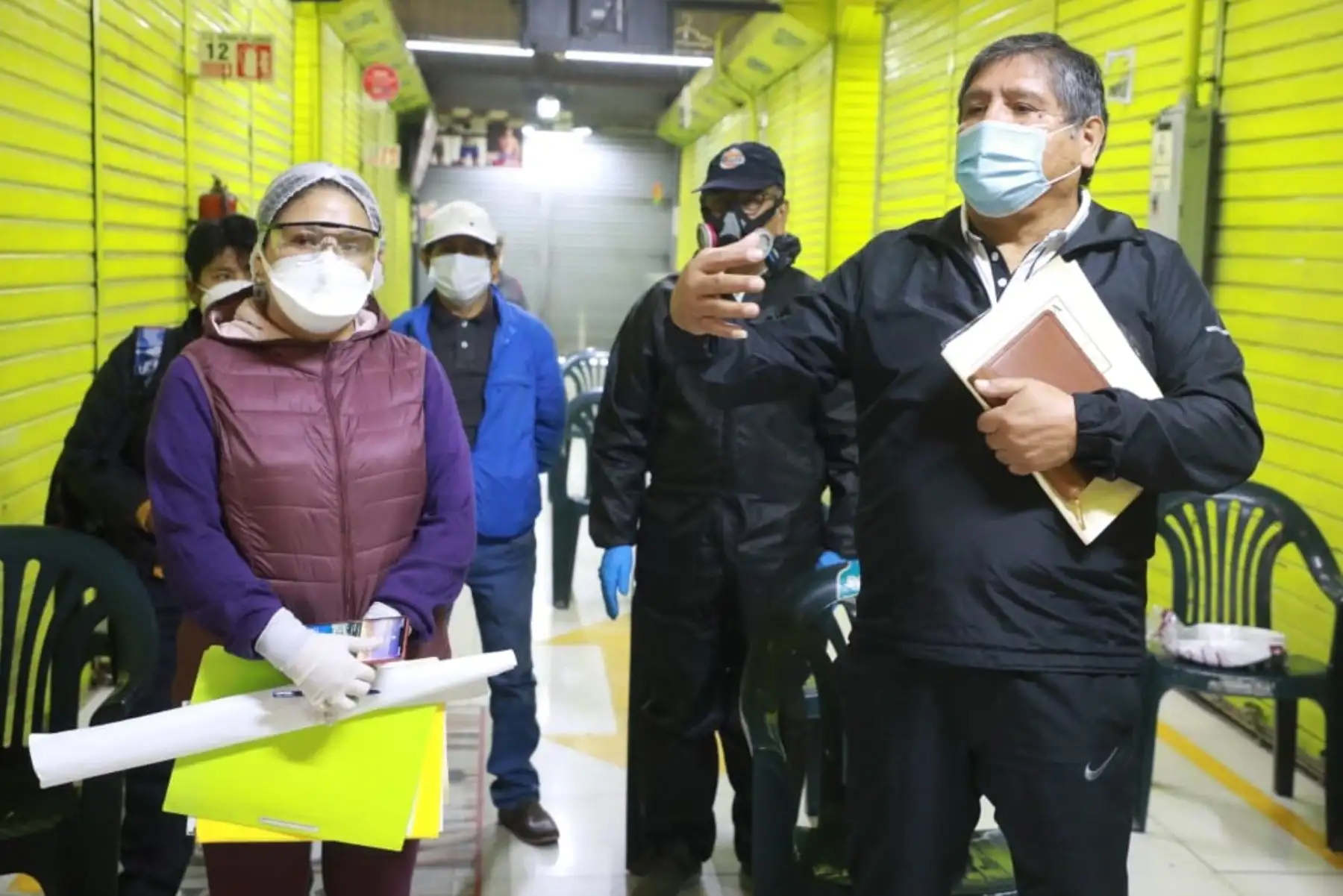 Ministra Rocío Barrios y el viceministro de Mype e Industria se reúnen con comerciantes de los conglomerados de la avenida Grau y recorren las principales galerías para supervisar la implementación de protocolos de bioseguridad en el reinicio de actividades a puerta cerrada. 

Foto:ANDINA/@MINPRODUCCION.