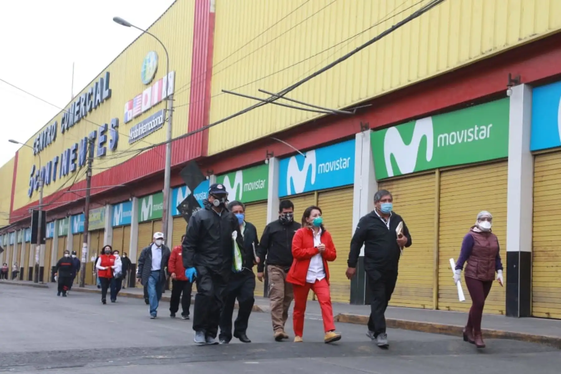 Ministra Rocío Barrios y el viceministro de Mype e Industria se reúnen con comerciantes de los conglomerados de la avenida Grau y recorren las principales galerías para supervisar la implementación de protocolos de bioseguridad en el reinicio de actividades a puerta cerrada. 

Foto:ANDINA/@MINPRODUCCION.