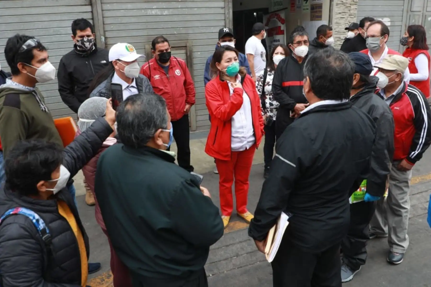 Ministra Rocío Barrios y el viceministro de Mype e Industria se reúnen con comerciantes de los conglomerados de la avenida Grau y recorren las principales galerías para supervisar la implementación de protocolos de bioseguridad en el reinicio de actividades a puerta cerrada. 

Foto:ANDINA/@MINPRODUCCION.