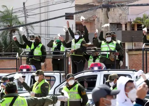 Imagen de miembros de la Policía Boliviana durante un acto en recuerdo a compañeros fallecidos en Santa Cruz (Bolivia). Foto: EFE