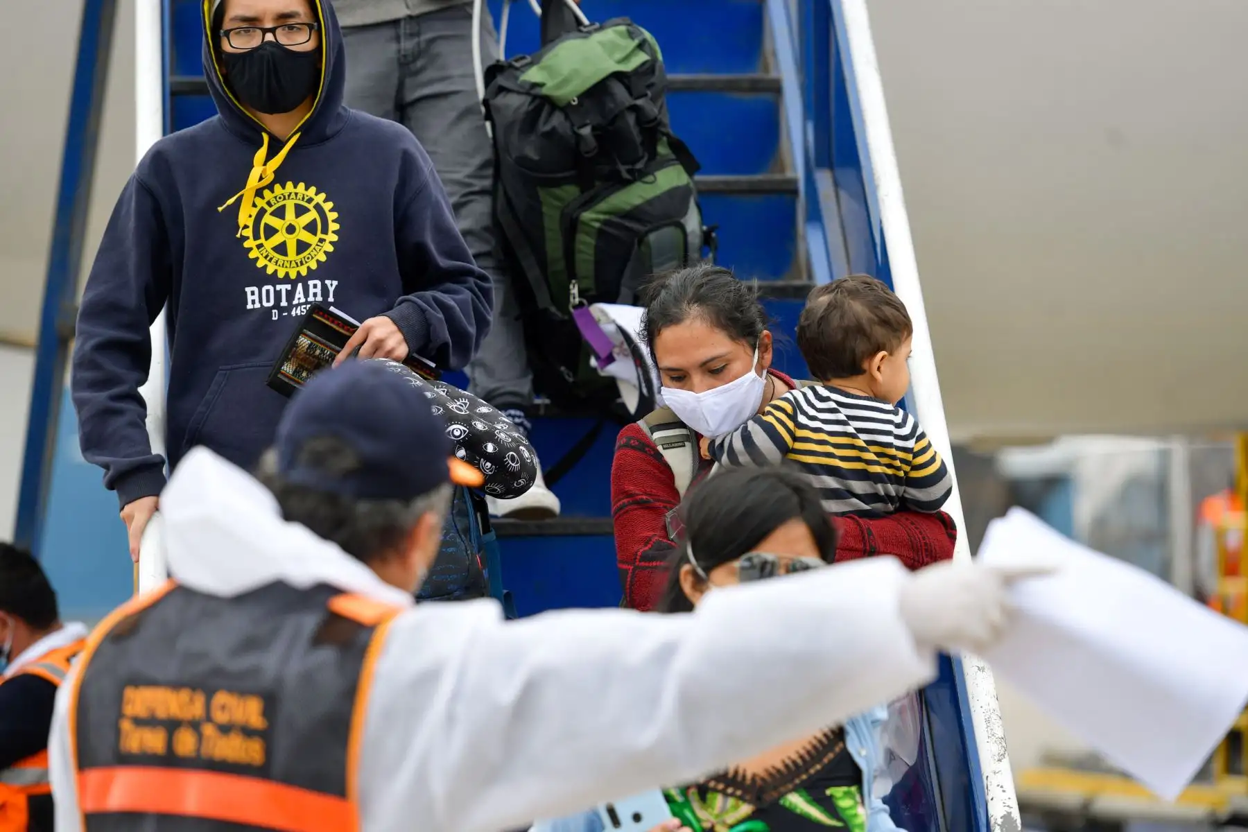 220 compatriotas procedentes  de Sudáfrica ( 93 personas)  luego de intensas y complejas coordinaciones llegan a Perú;  55 de San Pablo y 72 tripulantes de un crucero fueron repatriados gracias al esfuerzo de Cancilleria del Perú.
Foto: Cancillería del Perú 220 compatriotas procedentes  de Sudáfrica ( 93 personas)  luego de intensas y complejas coordinaciones llegan a Perú;  55 de San Pablo y 72 tripulantes de un crucero fueron repatriados gracias al esfuerzo de Cancilleria del Perú.
Foto: Cancillería del Perú