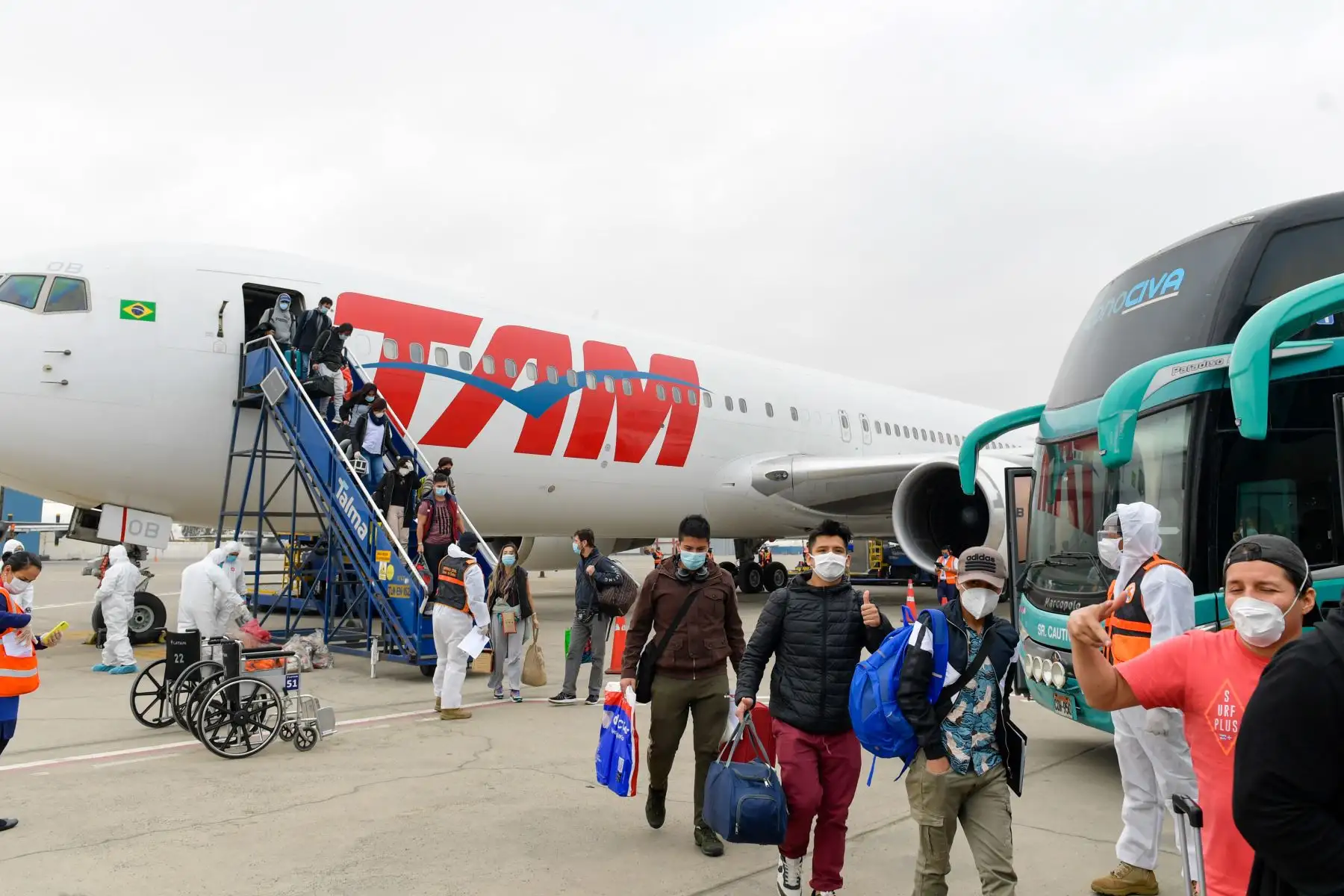 220 compatriotas procedentes  de Sudáfrica ( 93 personas)  luego de intensas y complejas coordinaciones llegan a Perú;  55 de San Pablo y 72 tripulantes de un crucero fueron repatriados gracias al esfuerzo de Cancilleria del Perú.
Foto: Cancillería del Perú 220 compatriotas procedentes  de Sudáfrica ( 93 personas)  luego de intensas y complejas coordinaciones llegan a Perú;  55 de San Pablo y 72 tripulantes de un crucero fueron repatriados gracias al esfuerzo de Cancilleria del Perú.
Foto: Cancillería del Perú