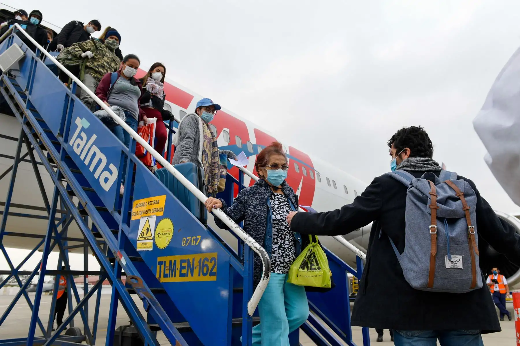 220 compatriotas procedentes  de Sudáfrica ( 93 personas)  luego de intensas y complejas coordinaciones llegan a Perú;  55 de San Pablo y 72 tripulantes de un crucero fueron repatriados gracias al esfuerzo de Cancilleria del Perú.
Foto: Cancillería del Perú 220 compatriotas procedentes  de Sudáfrica ( 93 personas)  luego de intensas y complejas coordinaciones llegan a Perú;  55 de San Pablo y 72 tripulantes de un crucero fueron repatriados gracias al esfuerzo de Cancilleria del Perú.
Foto: Cancillería del Perú