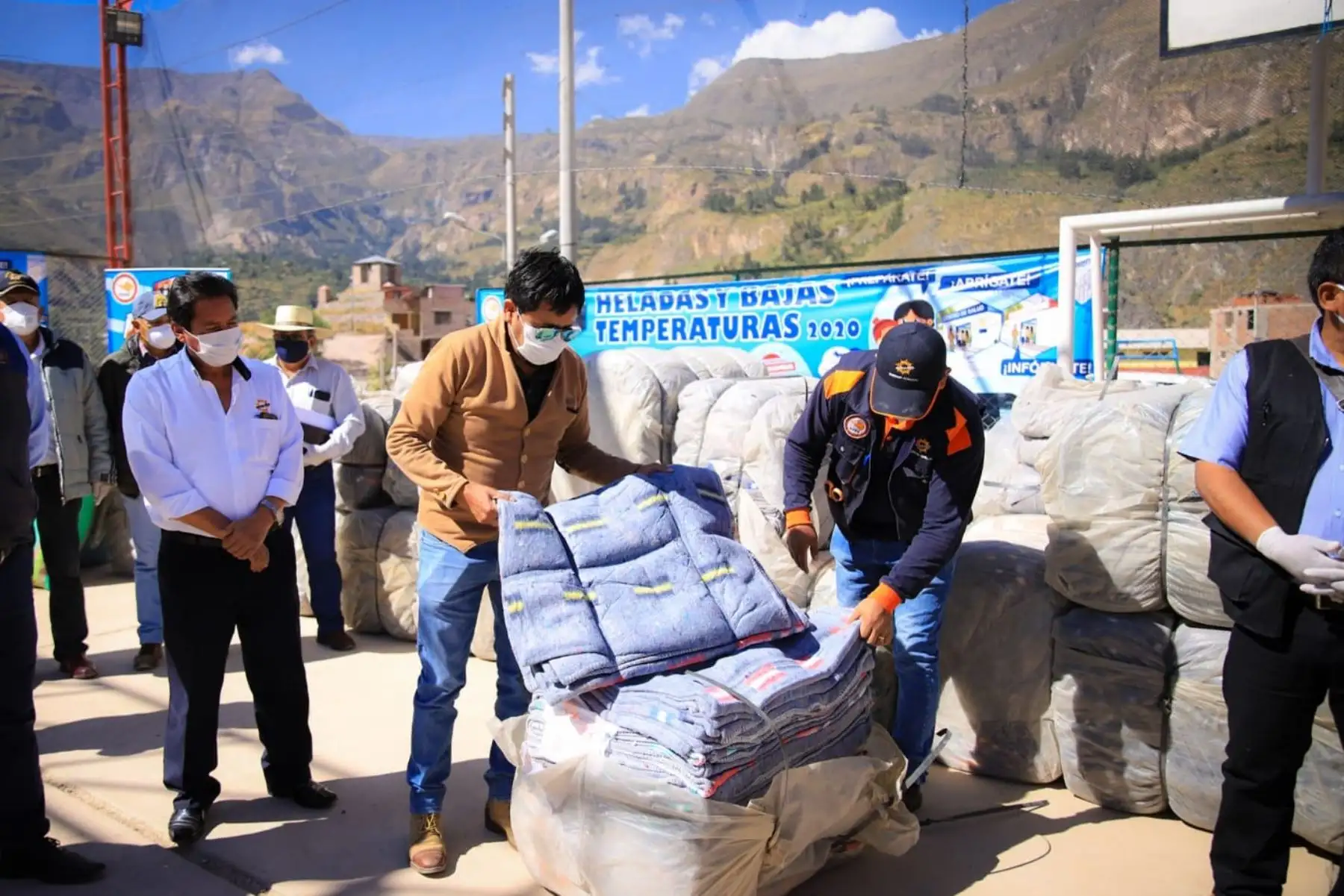 Gobierno regional inició entrega de frazadas y ropa de abrigo para la población de La Unión.