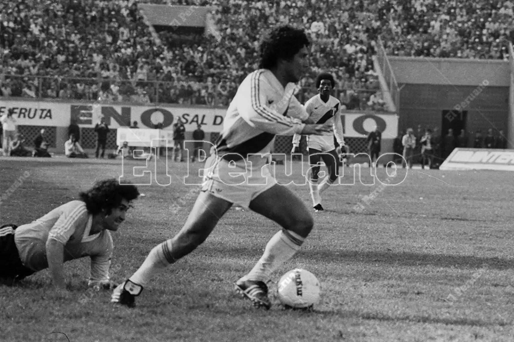 Lima - 5 setiembre 1981 / El volante César Cueto supera la marca de un rival durante el partido que la selección peruana de fútbol empató sin goles con Uruguay, resultado que le permitió clasificar al Mundial España 82.
Foto: Archivo Histórico de El Peruano / Rolando Ángeles