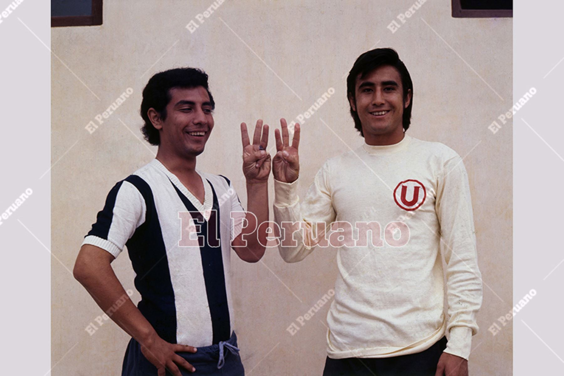 Lima - Década 1970 / César Cueto  de Alianza Lima y Percy Rojas de Universitario de Deportes en una producción especial para el diario  La Crónica. 
Foto: Archivo Histórico de El Peruano.