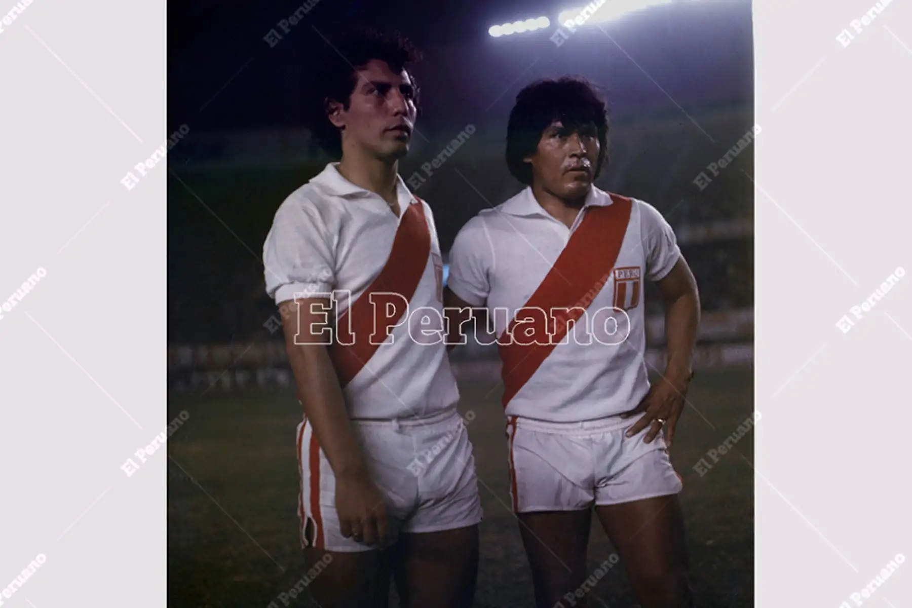 Lima - mayo 1978 / César Cueto y Hugo Sotil vistiendo las casaquilla de la selección nacional de fútbol. 
Foto: Archivo Histórico de El Peruano