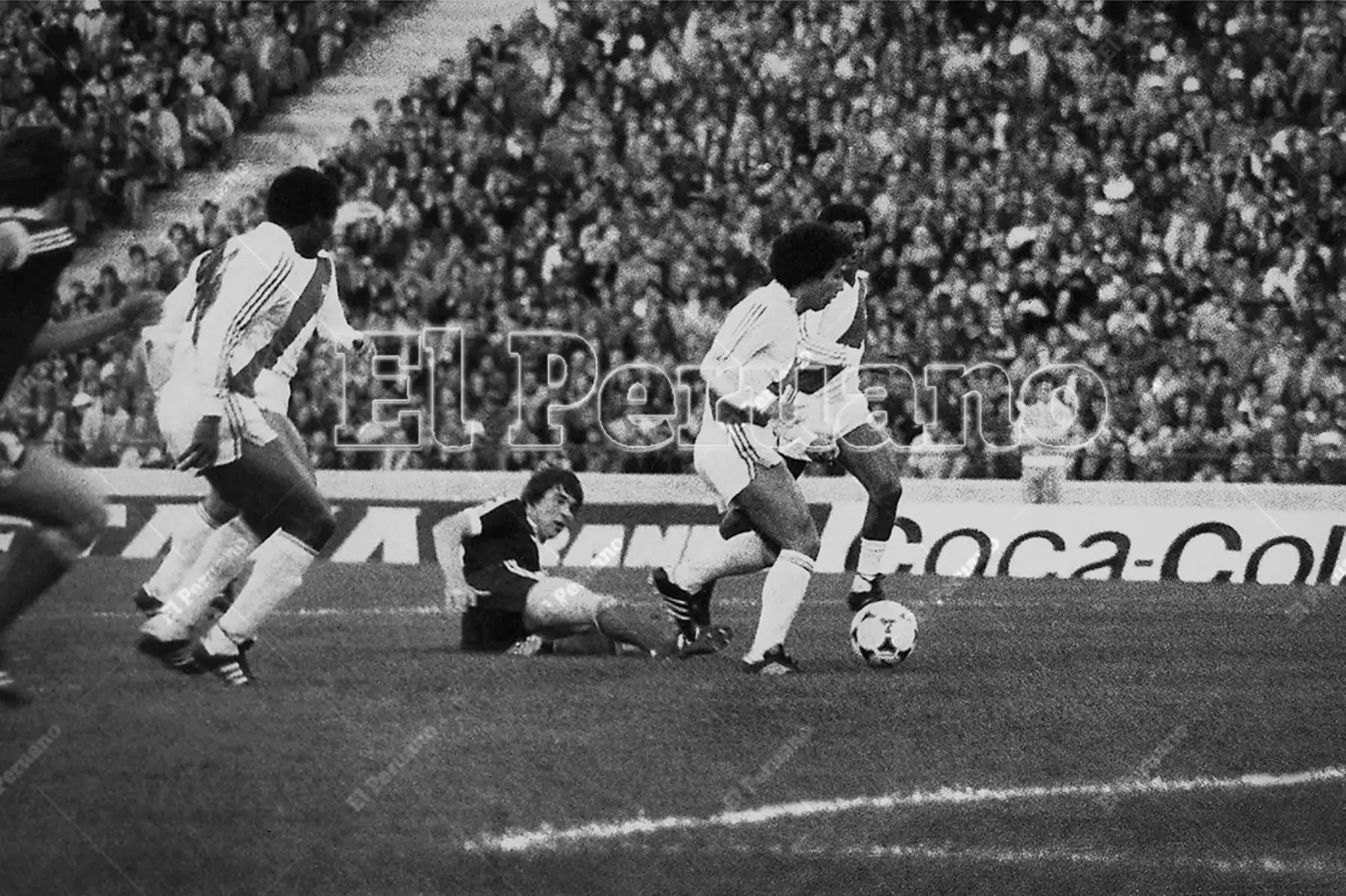 Argentina - 3 junio 1978 / César Cueto se prepara para rematar en el arco rival.  Perú venció 3-1 a Escocia por la primera fase del Mundial Argentina 78. 
Foto: Archivo Histórico de El Peruano / Rolando Ángeles