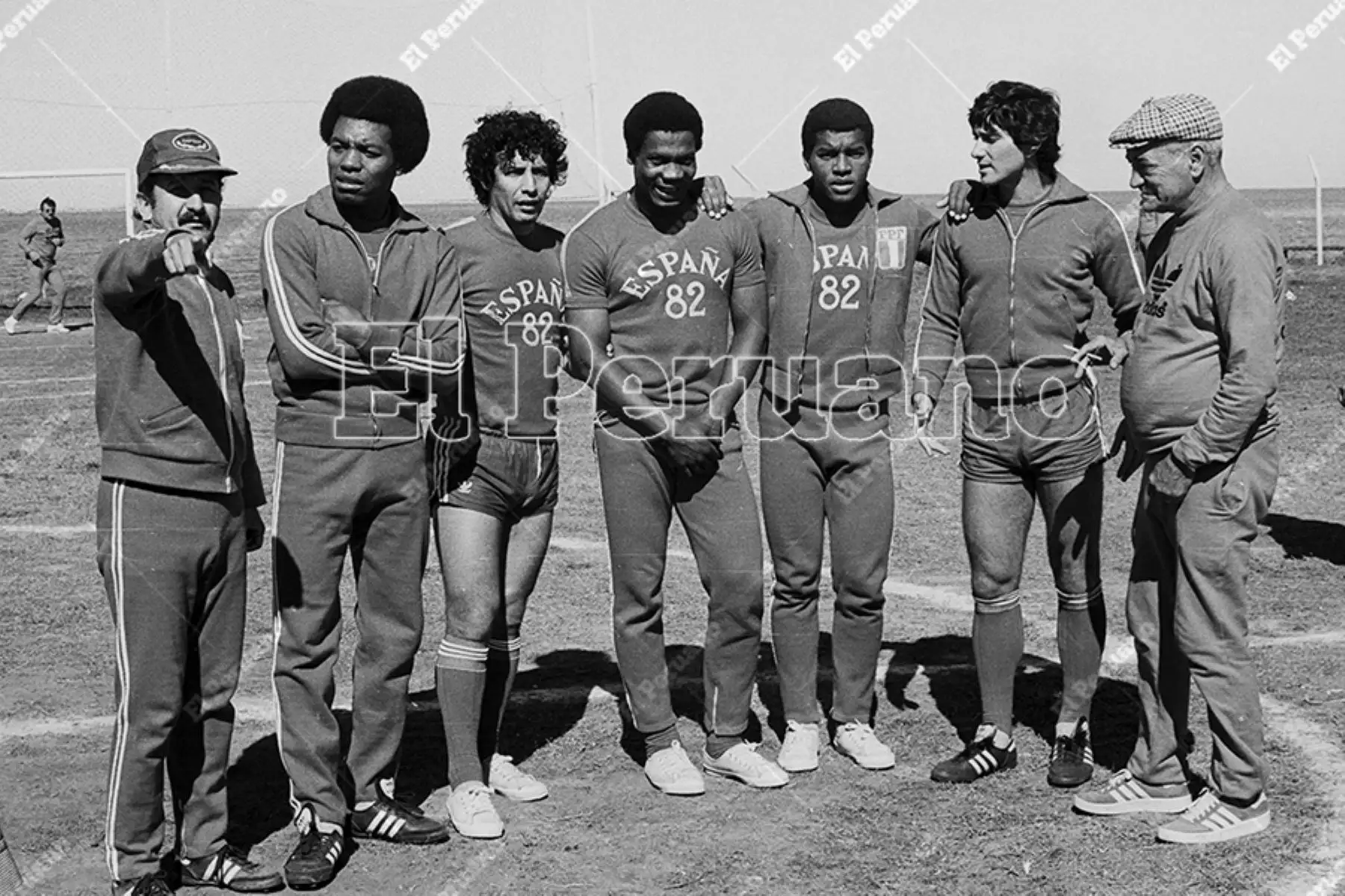 Montevideo, Uruguay - 20 agosto 1981 / El director técnico de la selección peruana de fútbol, Elba de Padua Lima, "Tim",  conversa con Juan Carlos Oblitas, Julio César Uribe, Guillermo La Rosa, César Cueto y Gerónimo Barbadillo durante los entrenamientos del combinado nacional que se prepara para el encuentro con Uruguay por las eliminatorias al Mundial España 82. 
Foto: Archivo Histórico de El Peruano / Rómulo Luján