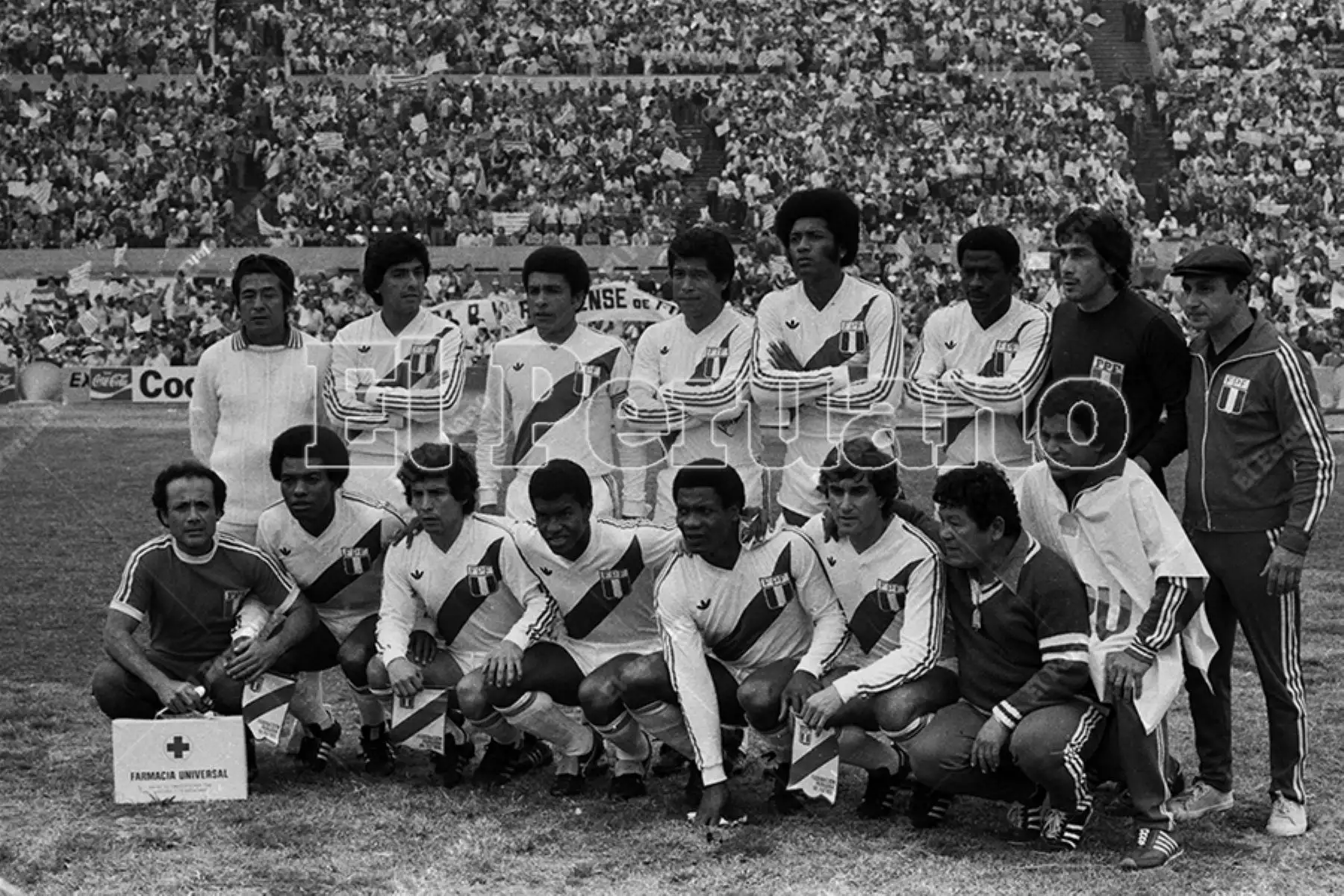 Montevideo, Uruguay - 23 agosto 1981 / Formación de la selección peruana de fútbol, con César Cueto, que hoy alcanzó la punta del Grupo 2 de las eliminatorias sudamericanas  para el Mundial España 82 al vencer a Uruguay por 2-1 en el mítico Estadio Centenario. 
Foto: Archivo Histórico de El Peruano / Rómulo Luján