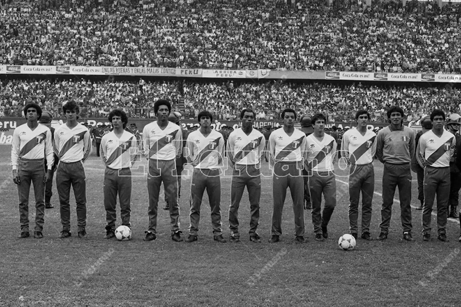 Lima - 23 junio 1985 / César Cueto (3izq) integrando la selección peruana de fútbol venció  1-0 a Argentina en el Estadio Naciobal en la penúltima fecha del Grupo 1 de las eliminatorias sudamericanas para el Mundial México 86. 
Foto: Archivo Histórico de El Peruano / José Risco