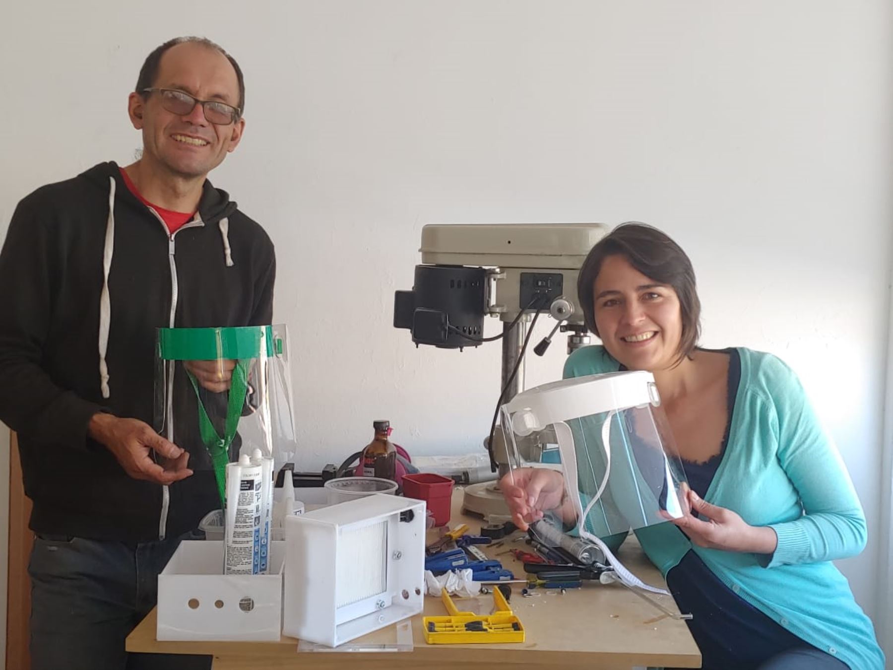 Gonzalo Lecaros en su taller junto a su esposa, la médica Illa Camargo, nos muestra la mascarilla que ganó el concurso de patentes convocado por el Indecopi. Foto: ANDINA/difusión.