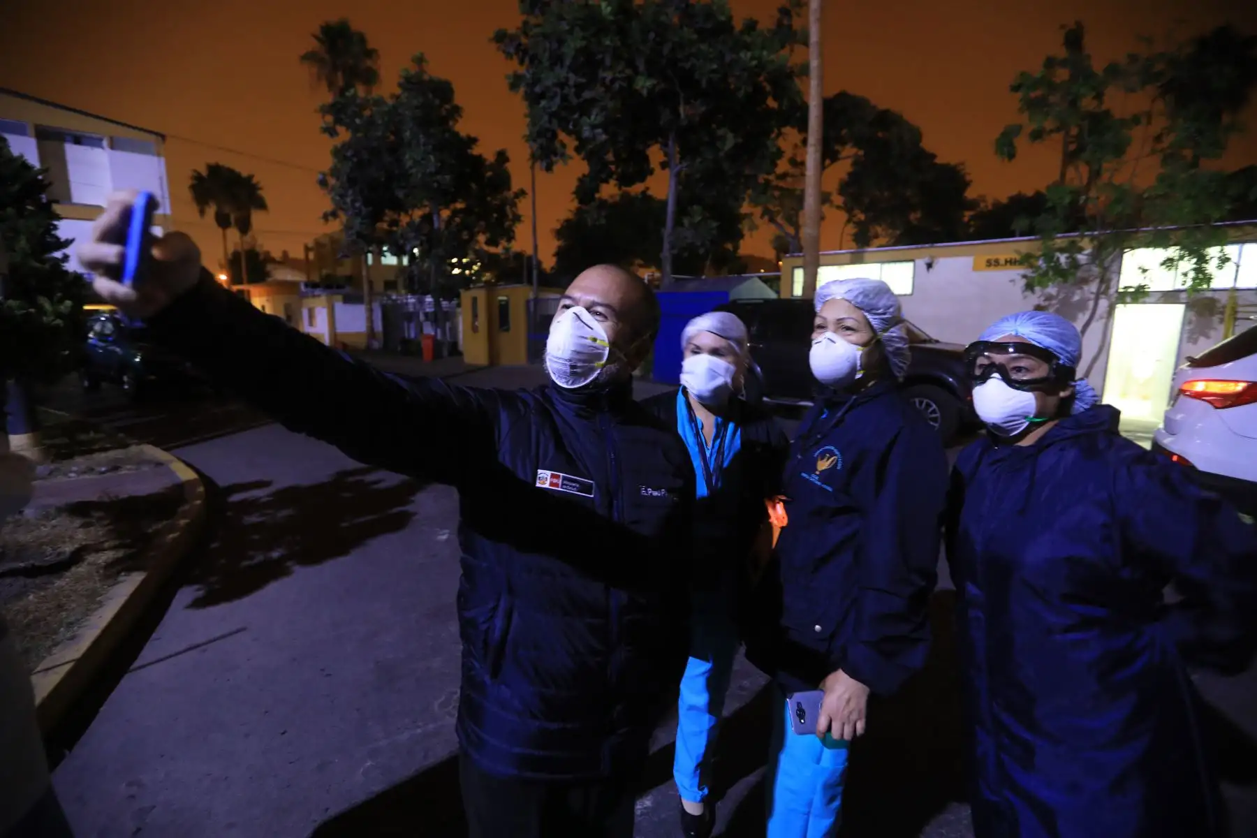 El ministro de salud Victor Zamora, realiza una visita inopinada al hospital Cayetano Heredia para verificar la calidad de atención que se brinda a los pacientes covid-19. Foto: Minsa