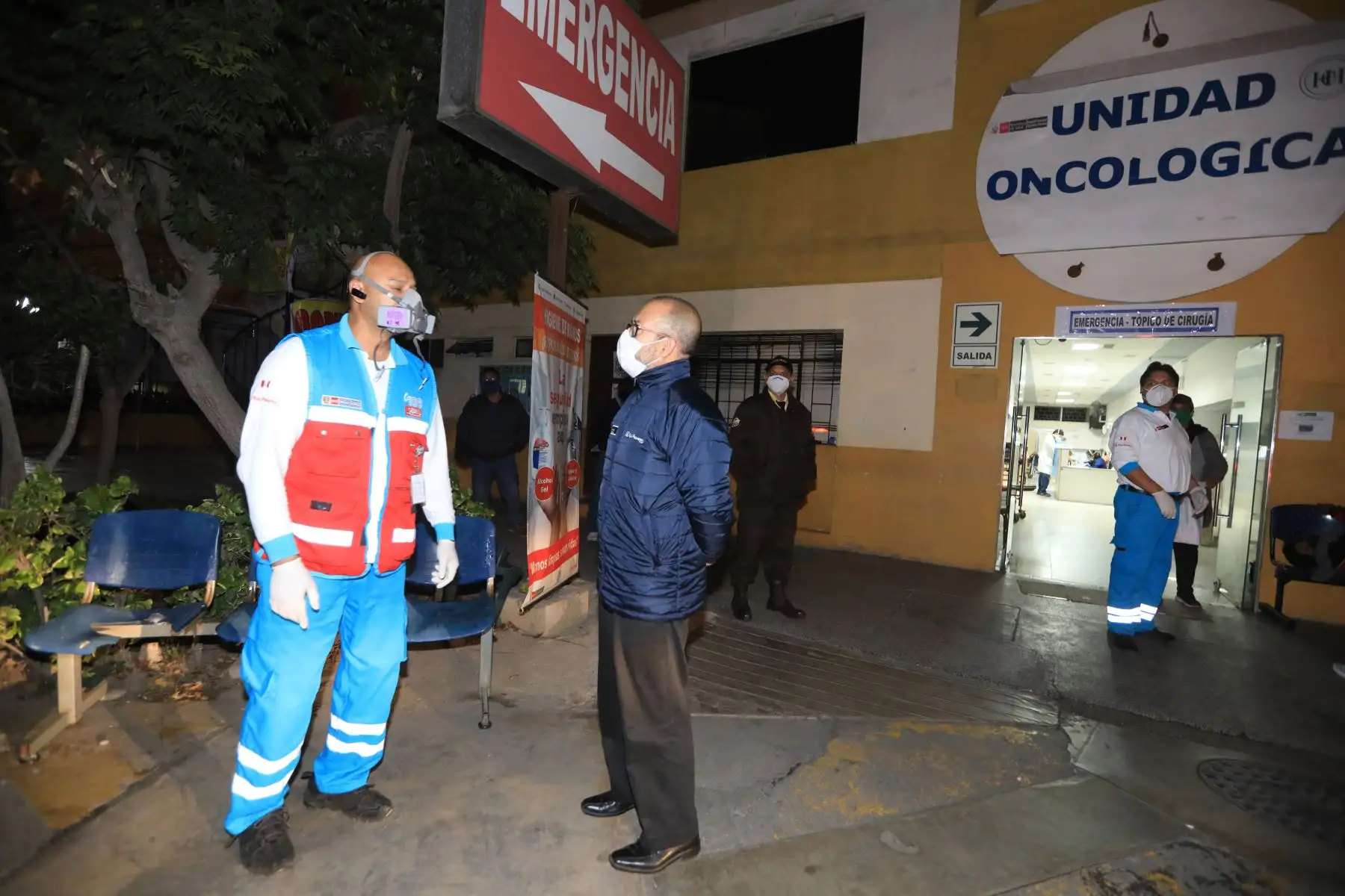 El ministro de salud Victor Zamora, realiza una visita inopinada al hospital Cayetano Heredia para verificar la calidad de atención que se brinda a los pacientes covid-19. Foto: Minsa