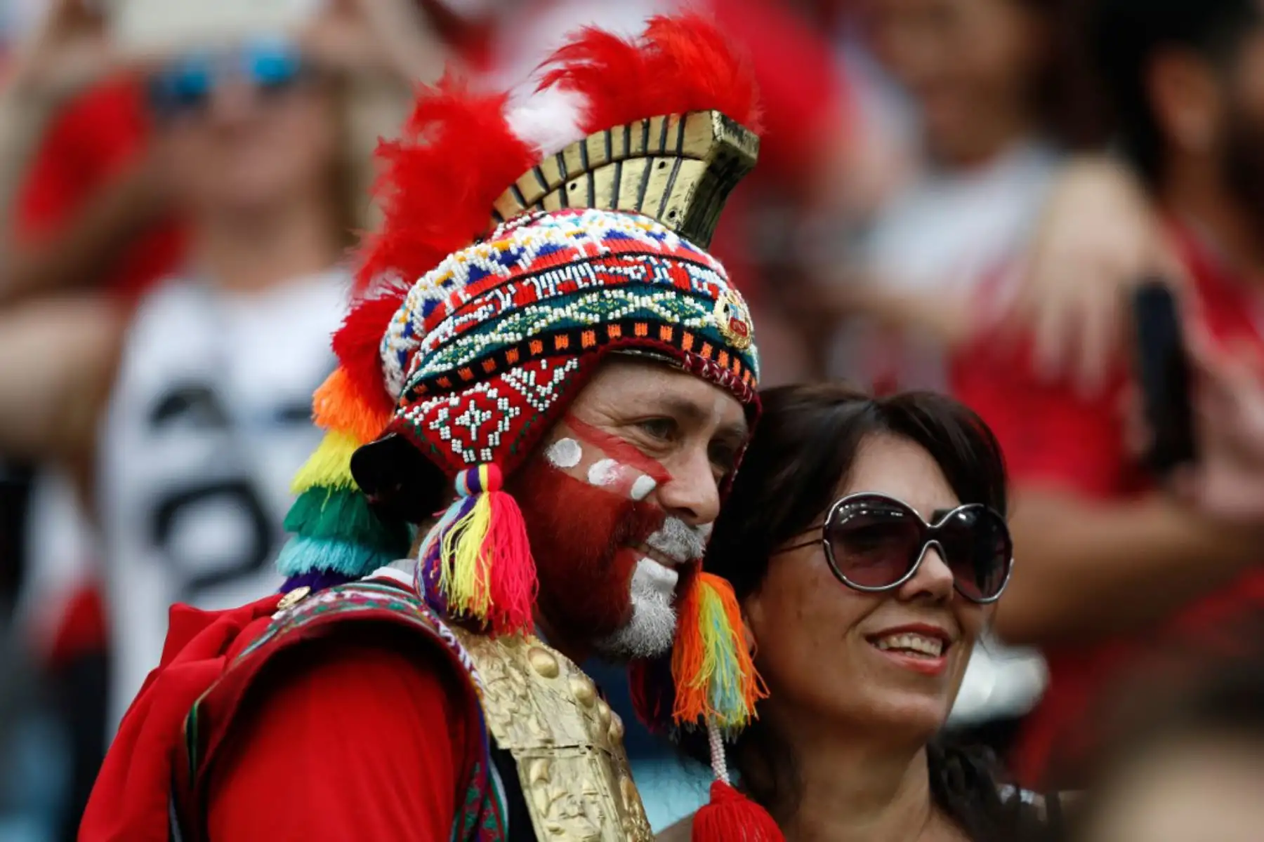 Hinchas de Perú posan después de que su equipo ganó el partido de fútbol del Grupo C de la Copa Mundial de Rusia 2018 entre Australia y Perú en el Estadio Fisht en Sochi el 26 de junio de 2018. Foto: AFP