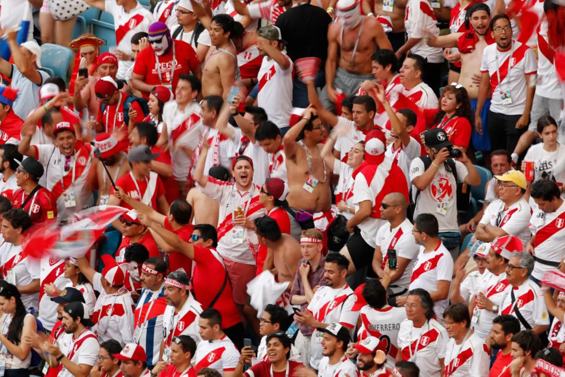 Hinchas de Perú aplauden durante el partido de fútbol del Grupo C de la Copa Mundial de Rusia 2018 entre Australia y Perú en el Estadio Fisht en Sochi el 26 de junio de 2018. Foto: AFP