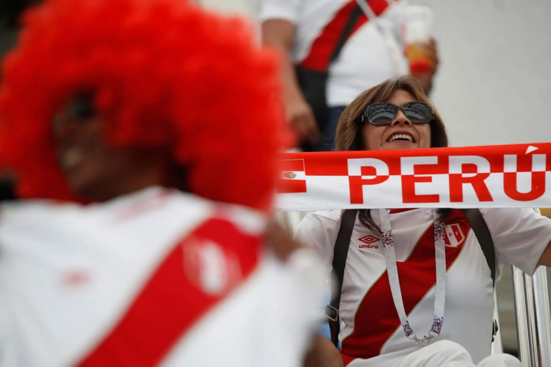 Hinchas de Perú aplauden durante el partido de fútbol del Grupo C de la Copa Mundial de Rusia 2018 entre Australia y Perú en el Estadio Fisht en Sochi el 26 de junio de 2018. Foto: AFP