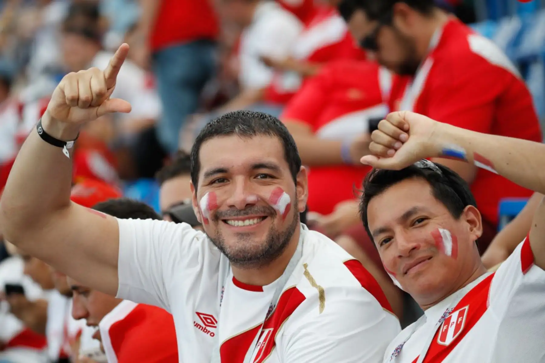 Hinchas de Perú posan antes del partido de fútbol del Grupo C de la Copa Mundial de Rusia 2018 entre Australia y Perú en el Estadio Fisht en Sochi el 26 de junio de 2018. Foto: AFP